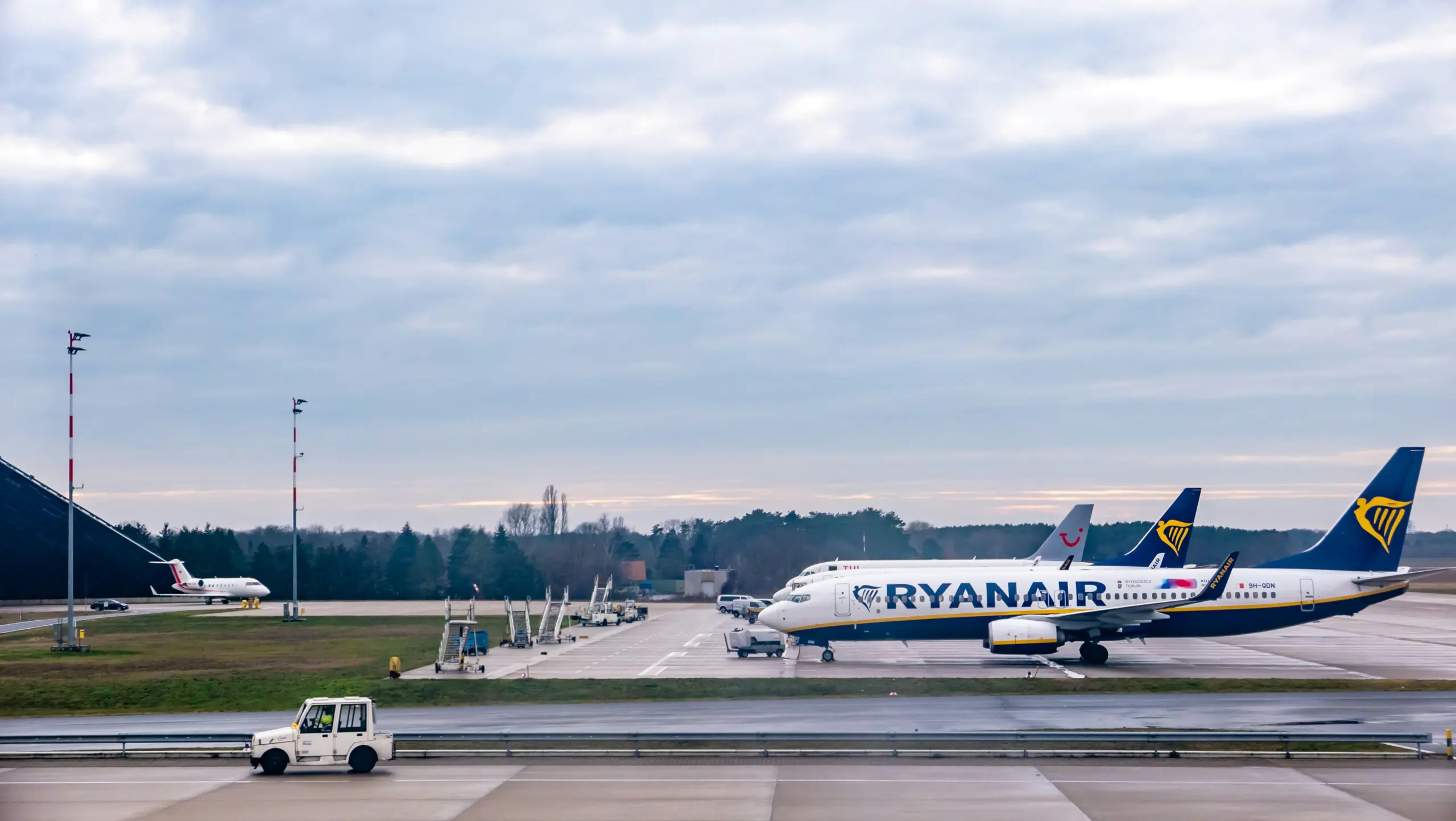 Ryanair-Flugzeuge auf dem Vorfeld eines Flughafens
