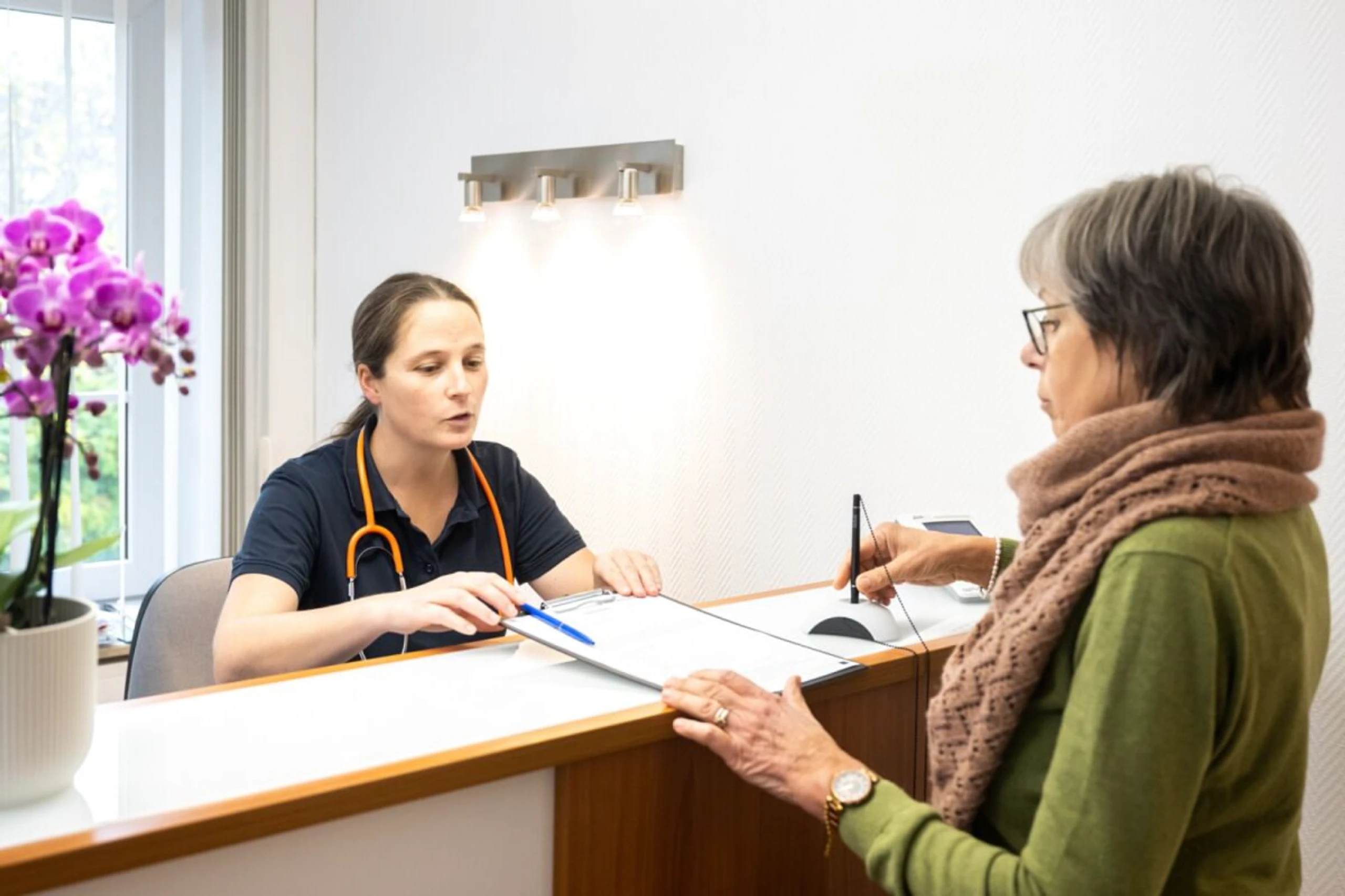 Bei Verdacht auf Osteoporose bietet sich eine Knochendichtemessung an