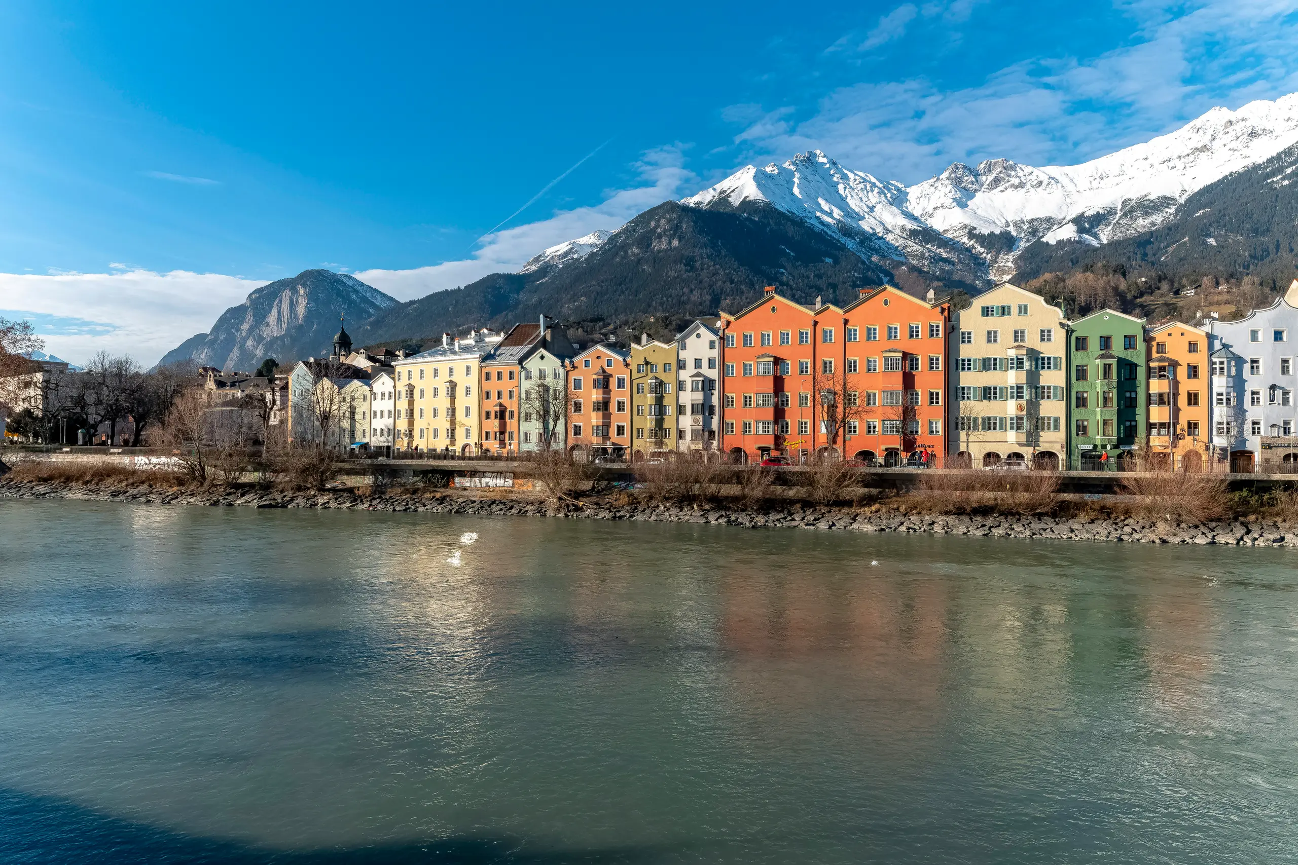 Innsbruck mit dem Inn und den Bergen im Hintergrund