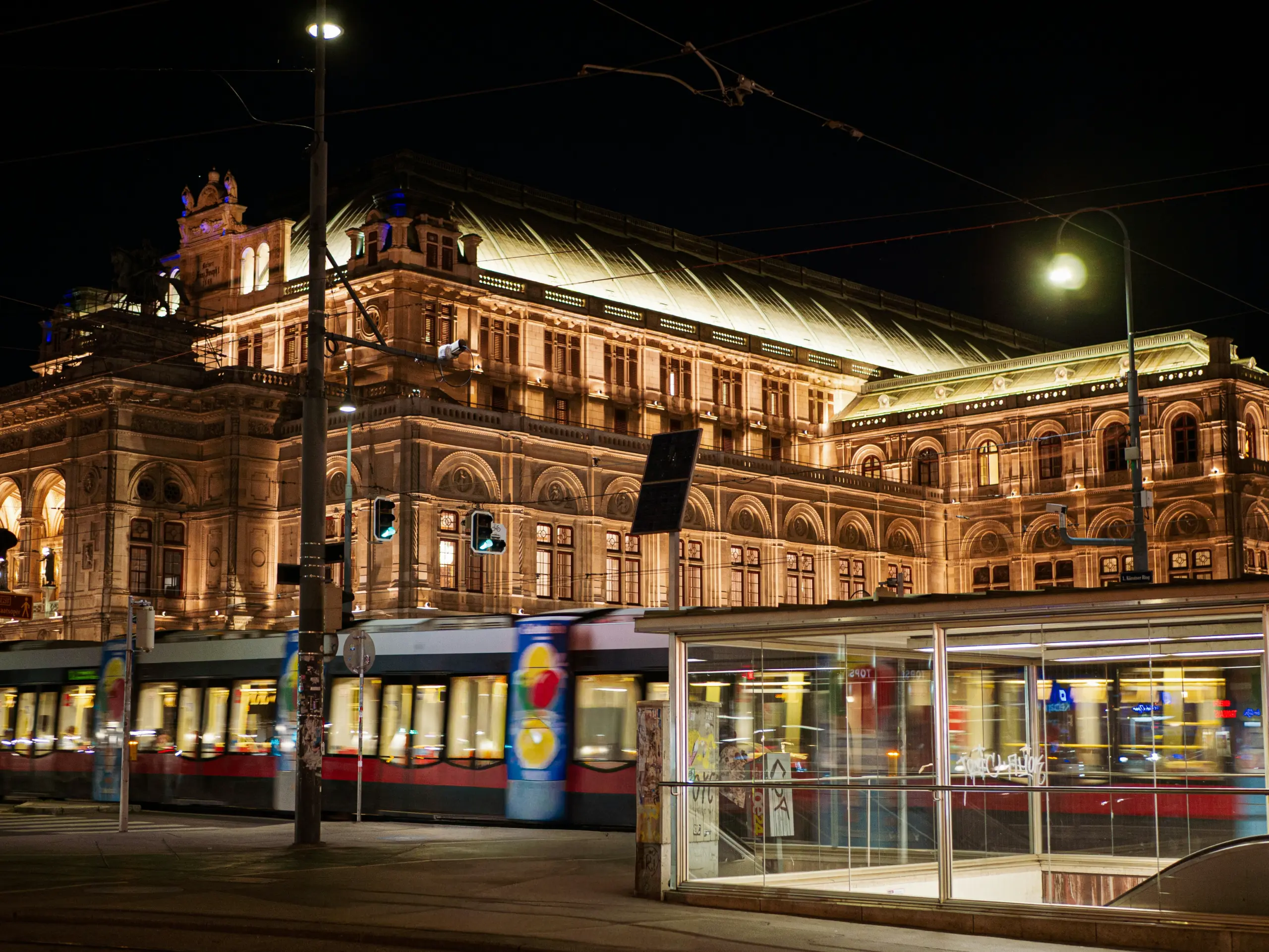 Straßenbahn vor der Wiener Staatsoper am Abend