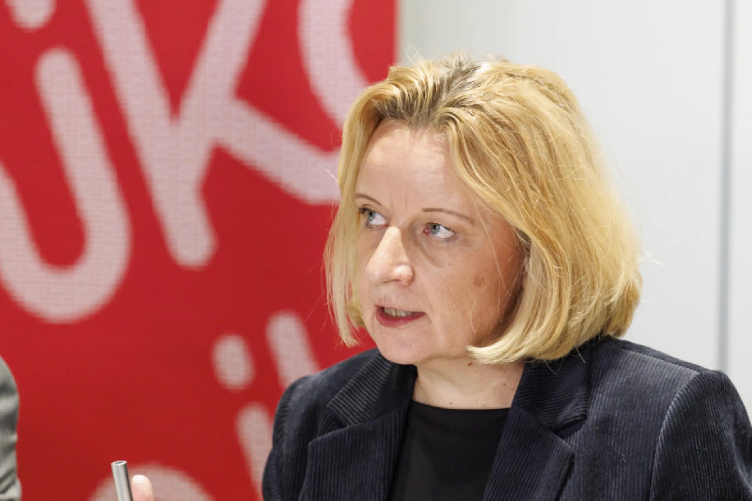 Hütter warnt vor Einschnitten