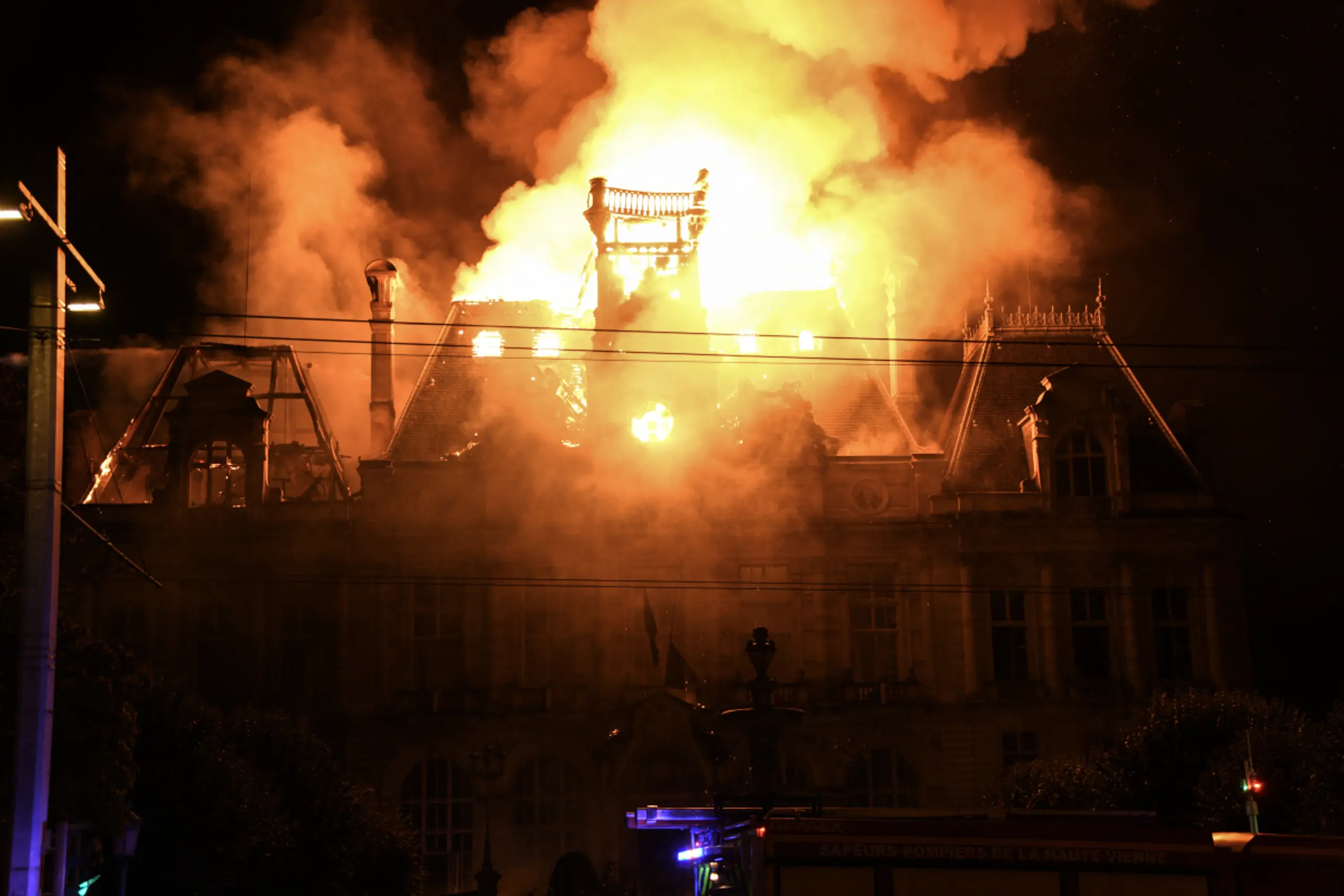 Rathaus der Stadt bei Feuerinferno zerstört