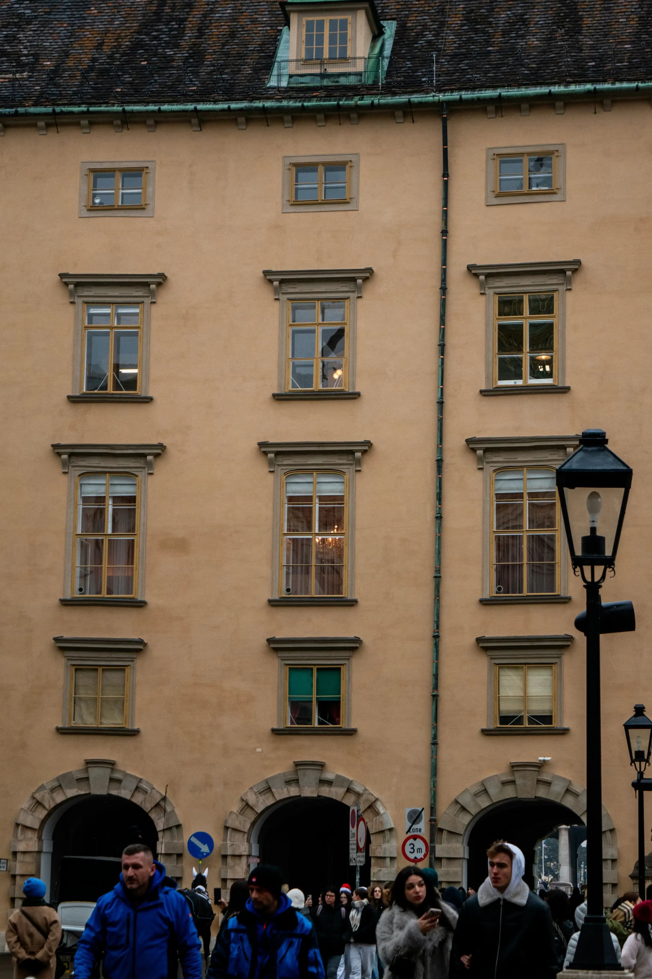 Altbaufassade in Wien mit vielen Fenstern