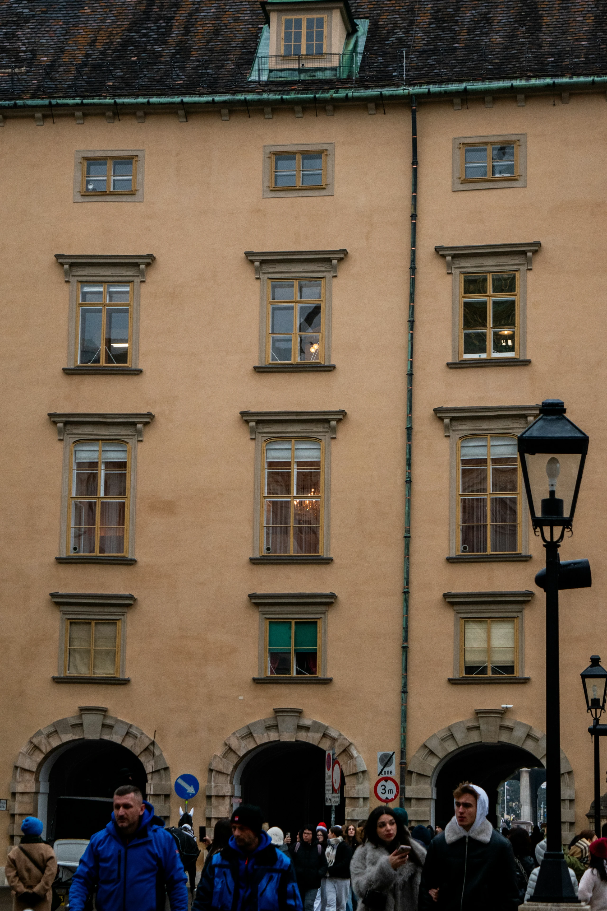 Altbaufassade in Wien mit vielen Fenstern