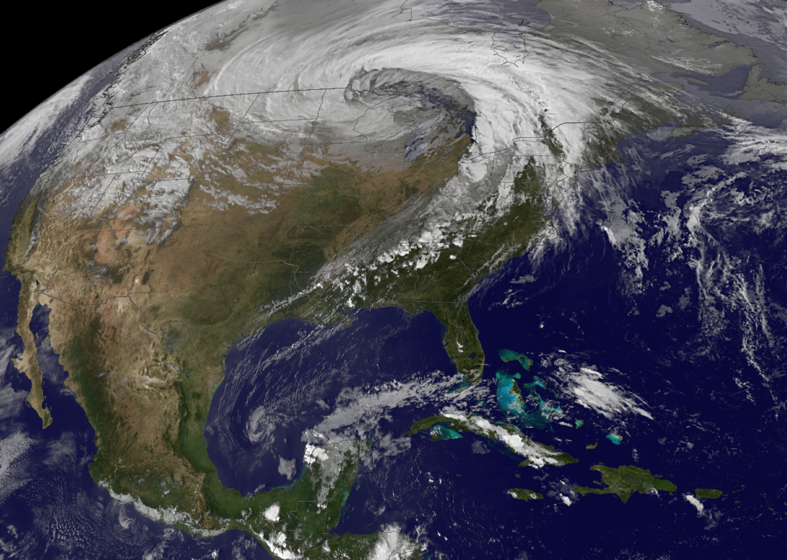 Satellitenbild eines rasch vertieften Tiefdruckgebiets, eines sogenannten Bombenzyklons, mit spiralförmigem Wolkenband