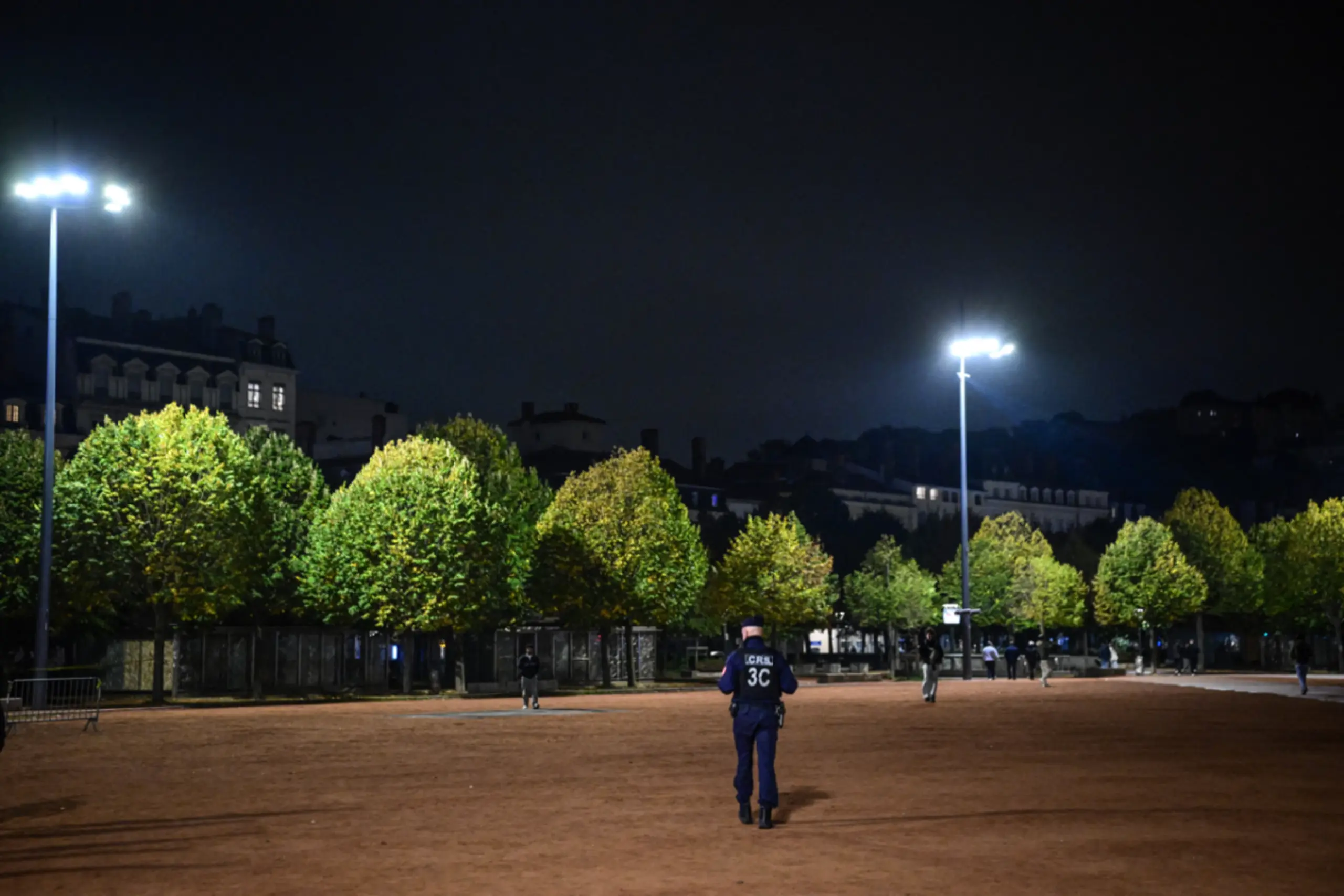 Ein Polizist patrouilliert in Lyon