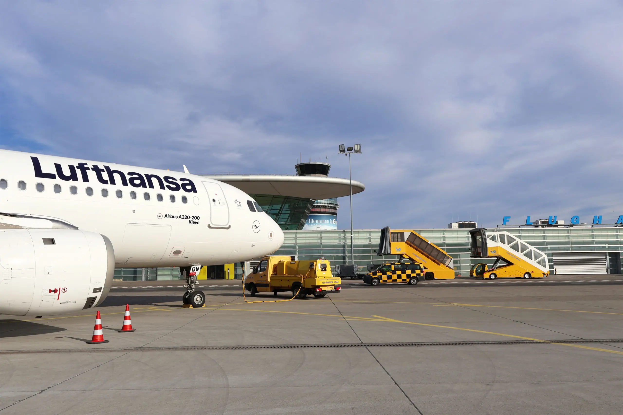 Lufthansa-Airbus A320 vor dem Terminal des Flughafens Graz