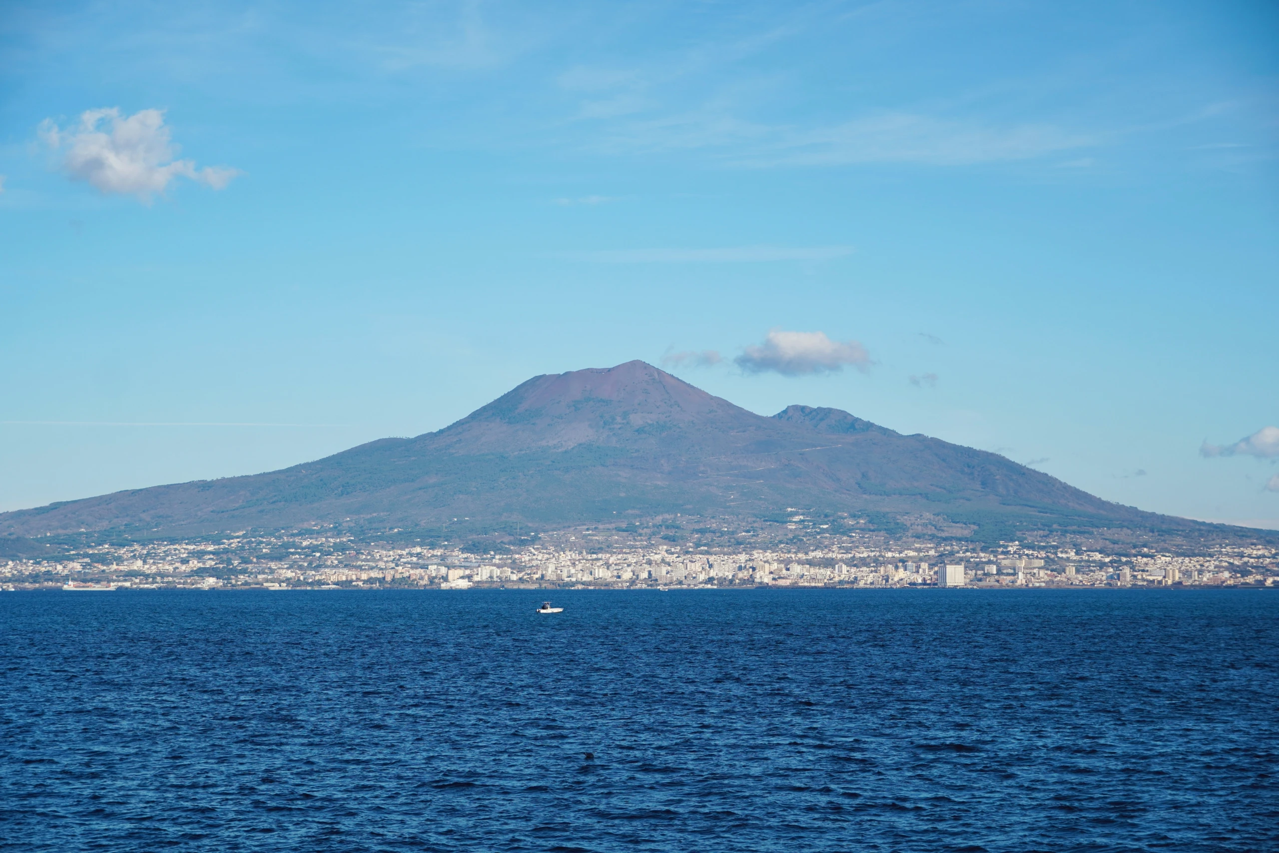 Blick über den Golf von Neapel auf den Vesuv