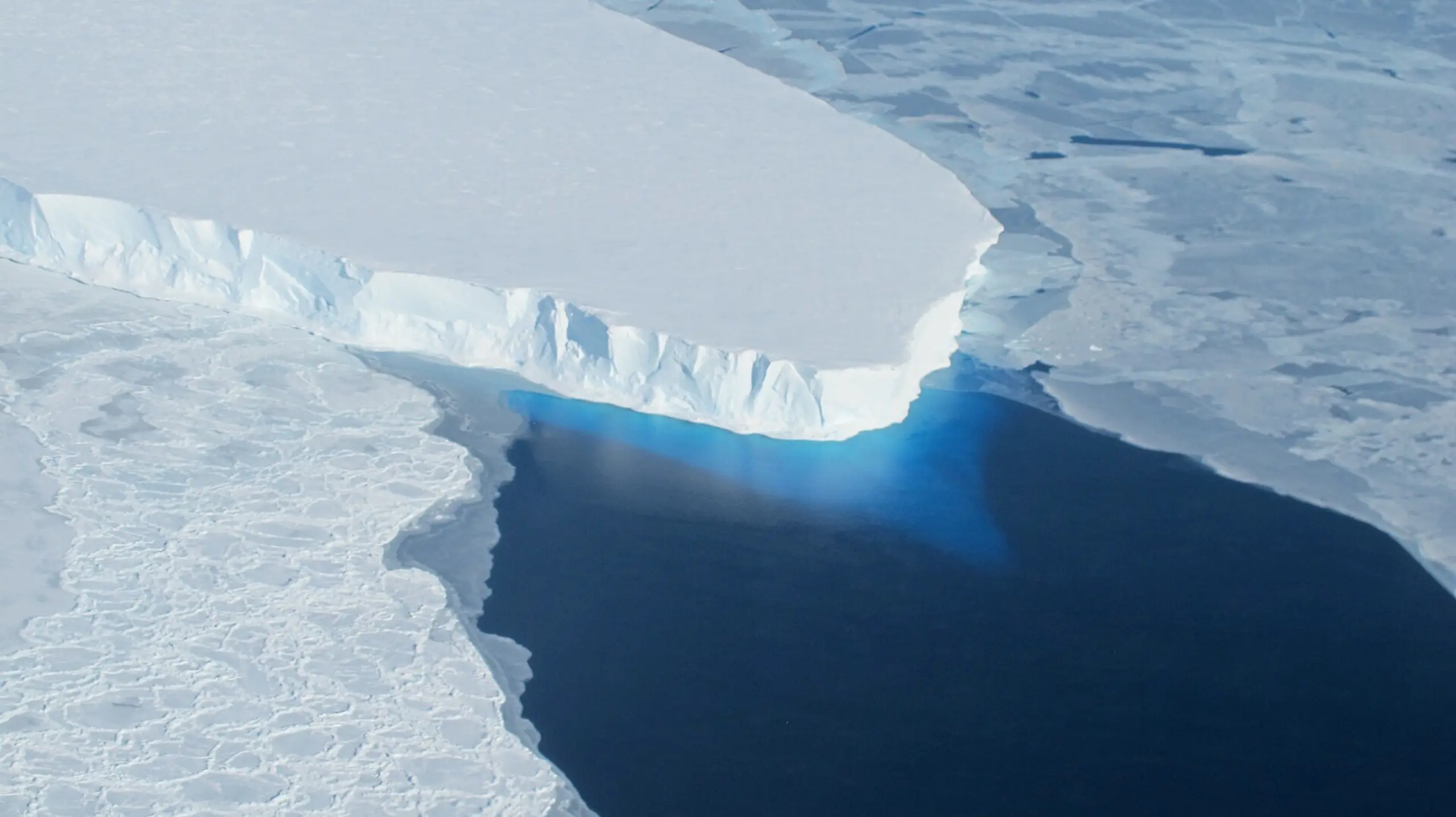 Der Thwaites-Gletscher in der Westantarktis ragt ins Meer