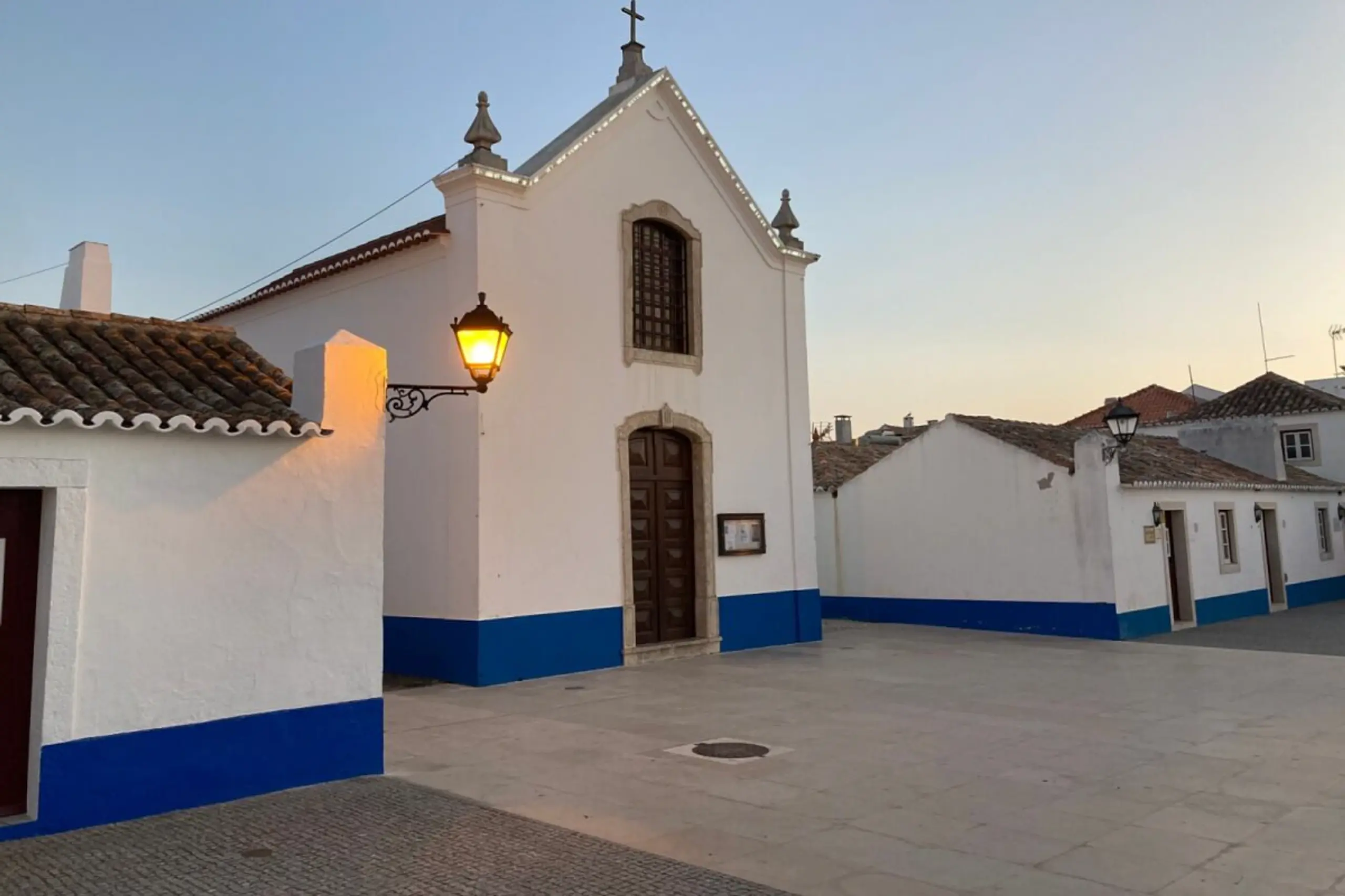 Abendstimmung an der Kirche von Porto Covo