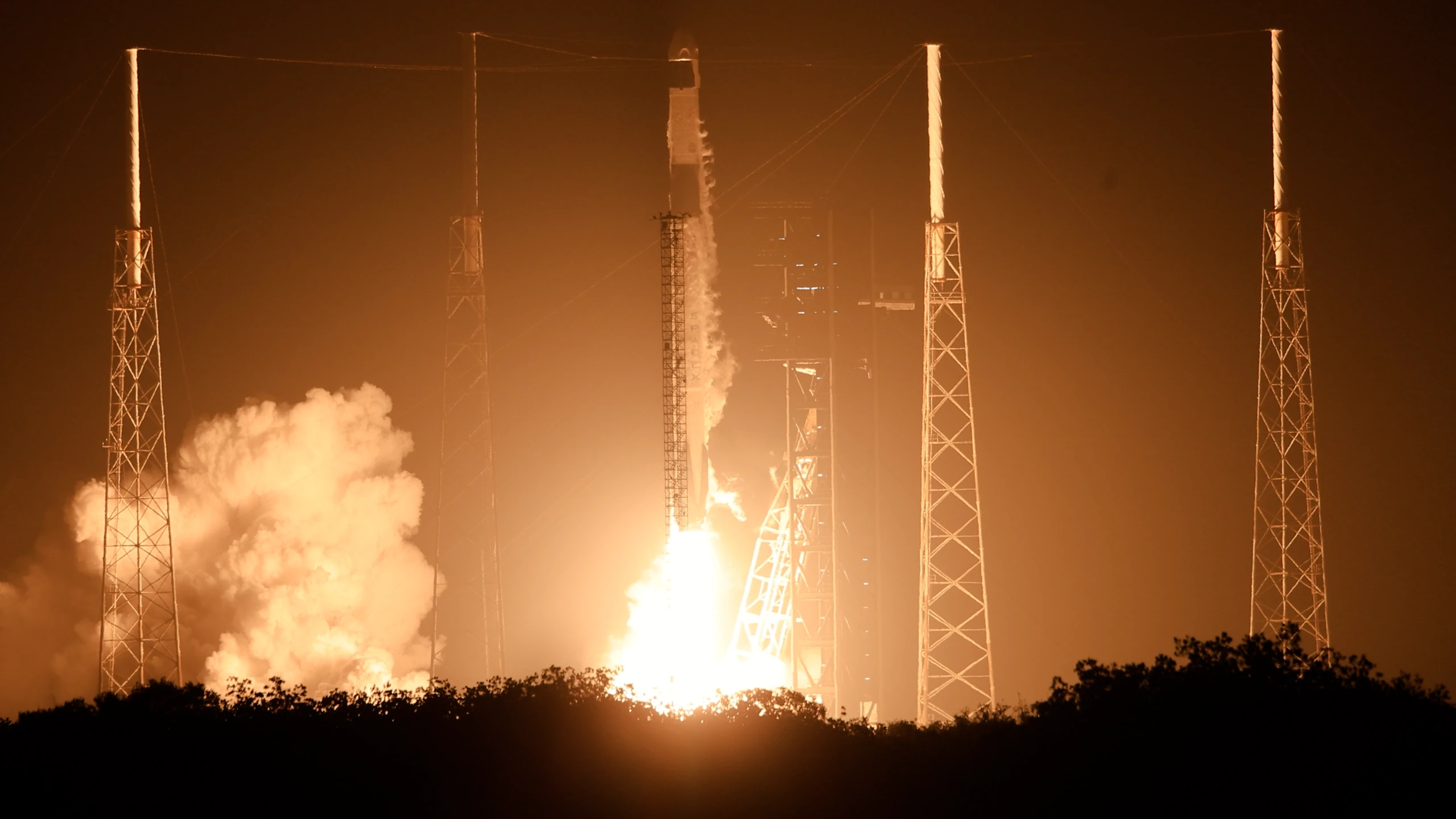Eine Falcon-9-Rakete von SpaceX startet mit der Raumkapsel Dragon von Cape Canaveral in Florida