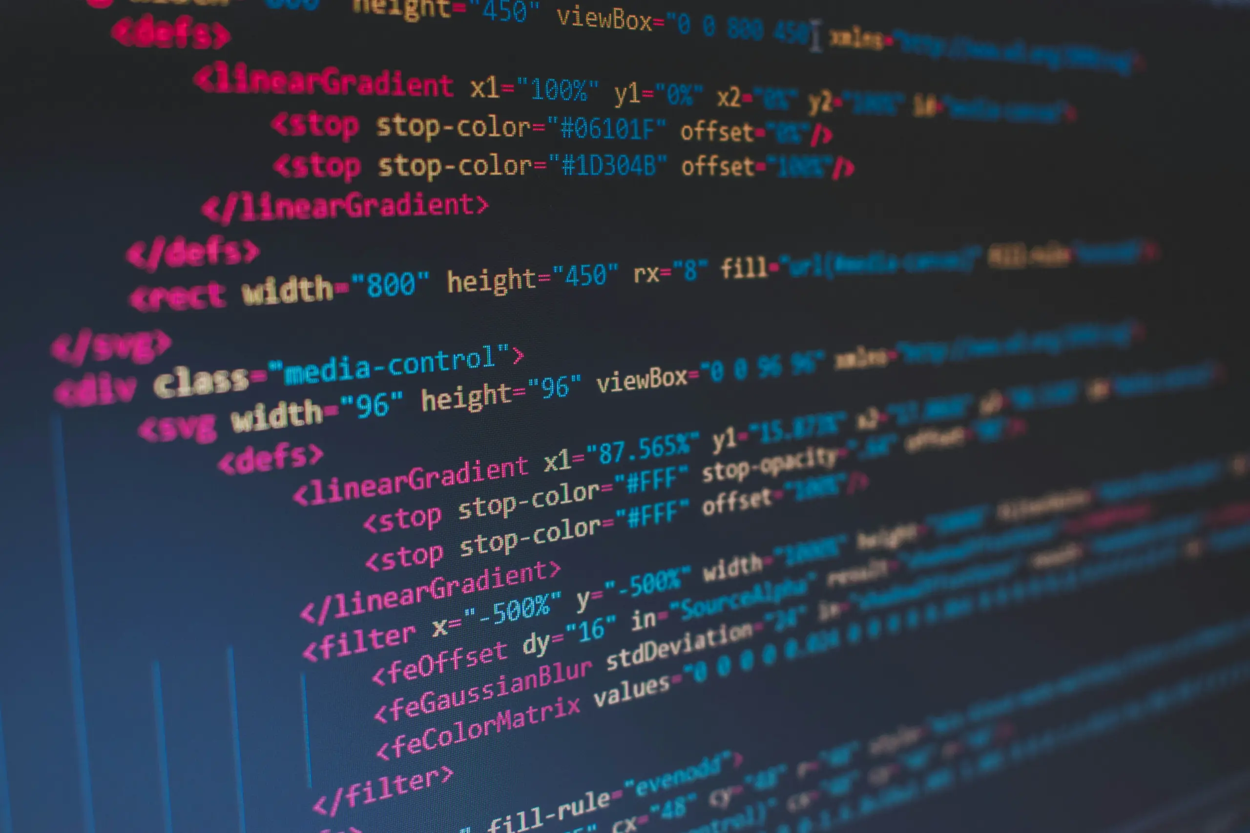 Zeilen von Programmcode in farbiger Syntaxhervorhebung auf einem Bildschirm