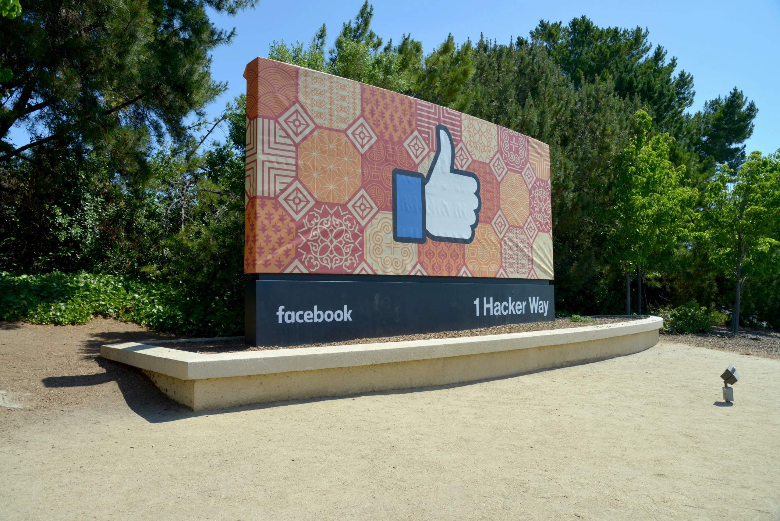 Schild mit Daumen-hoch-Symbol vor der Facebook-Zentrale in Menlo Park, Kalifornien