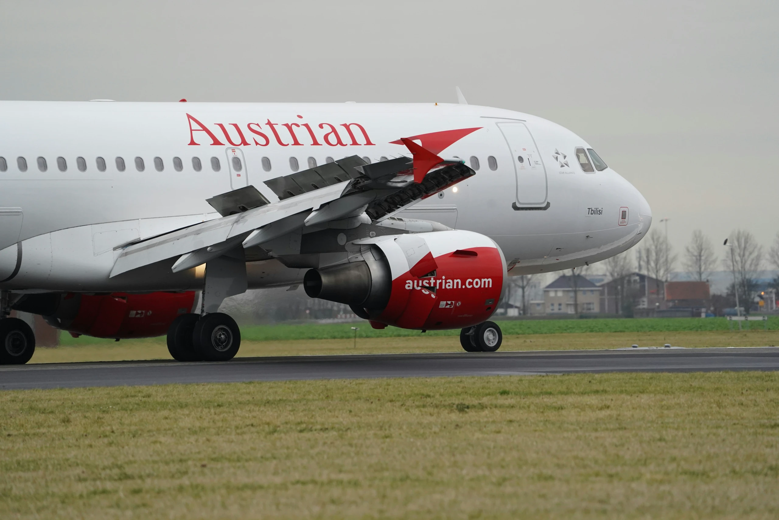 Ein Airbus von Austrian Airlines im Landeanflug