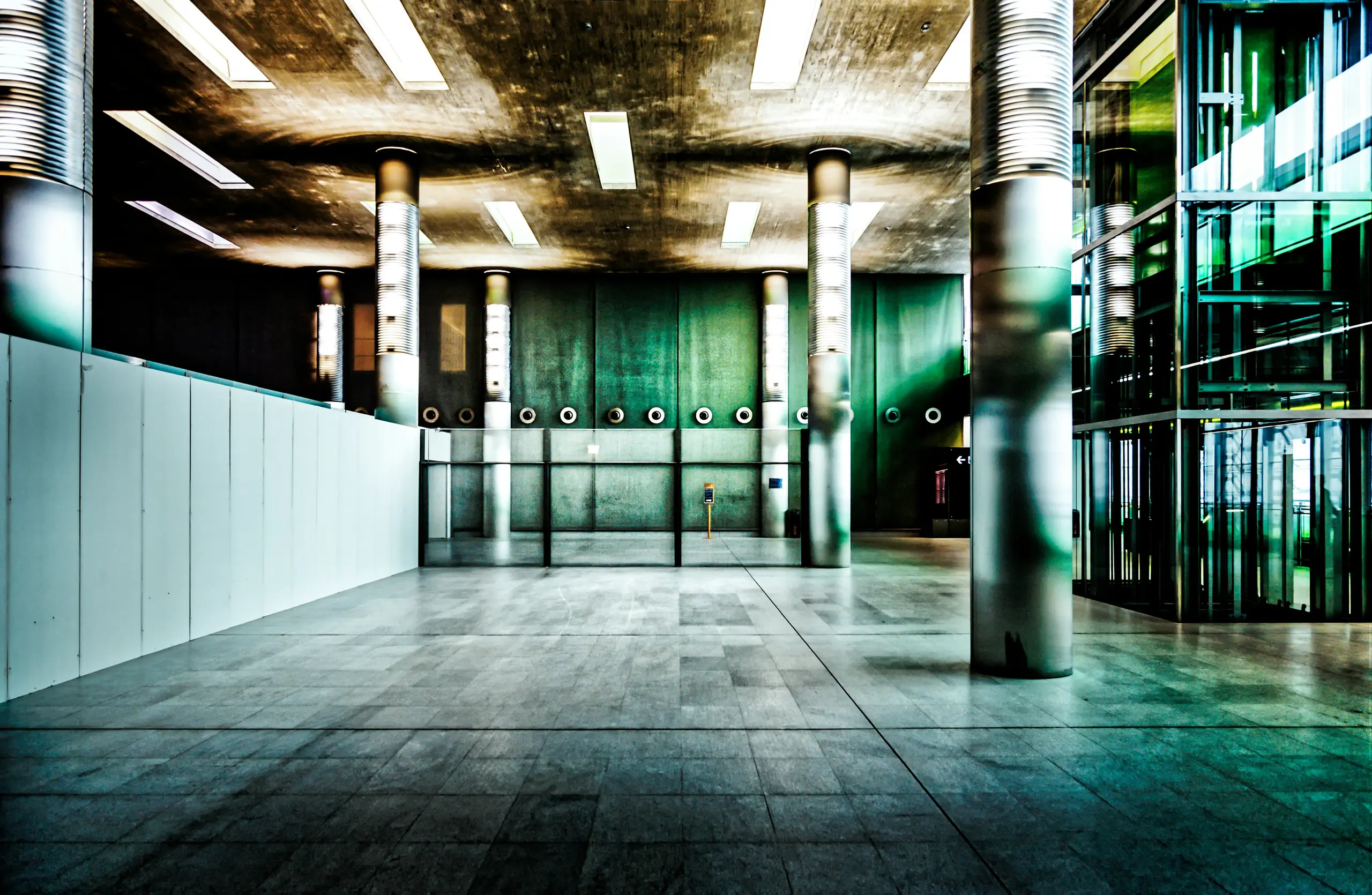 Innenansicht eines Terminals am Flughafen Paris-Charles de Gaulle