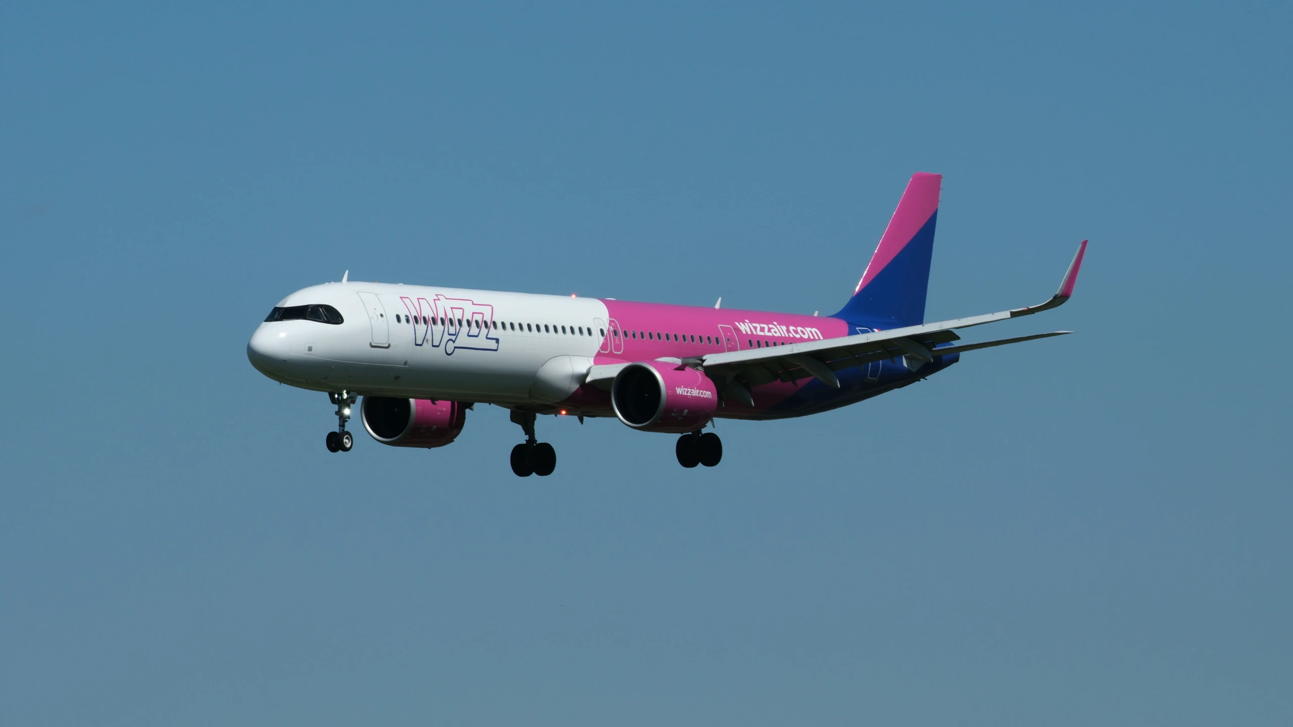 Ein Airbus A321neo von Wizz Air im Landeanflug
