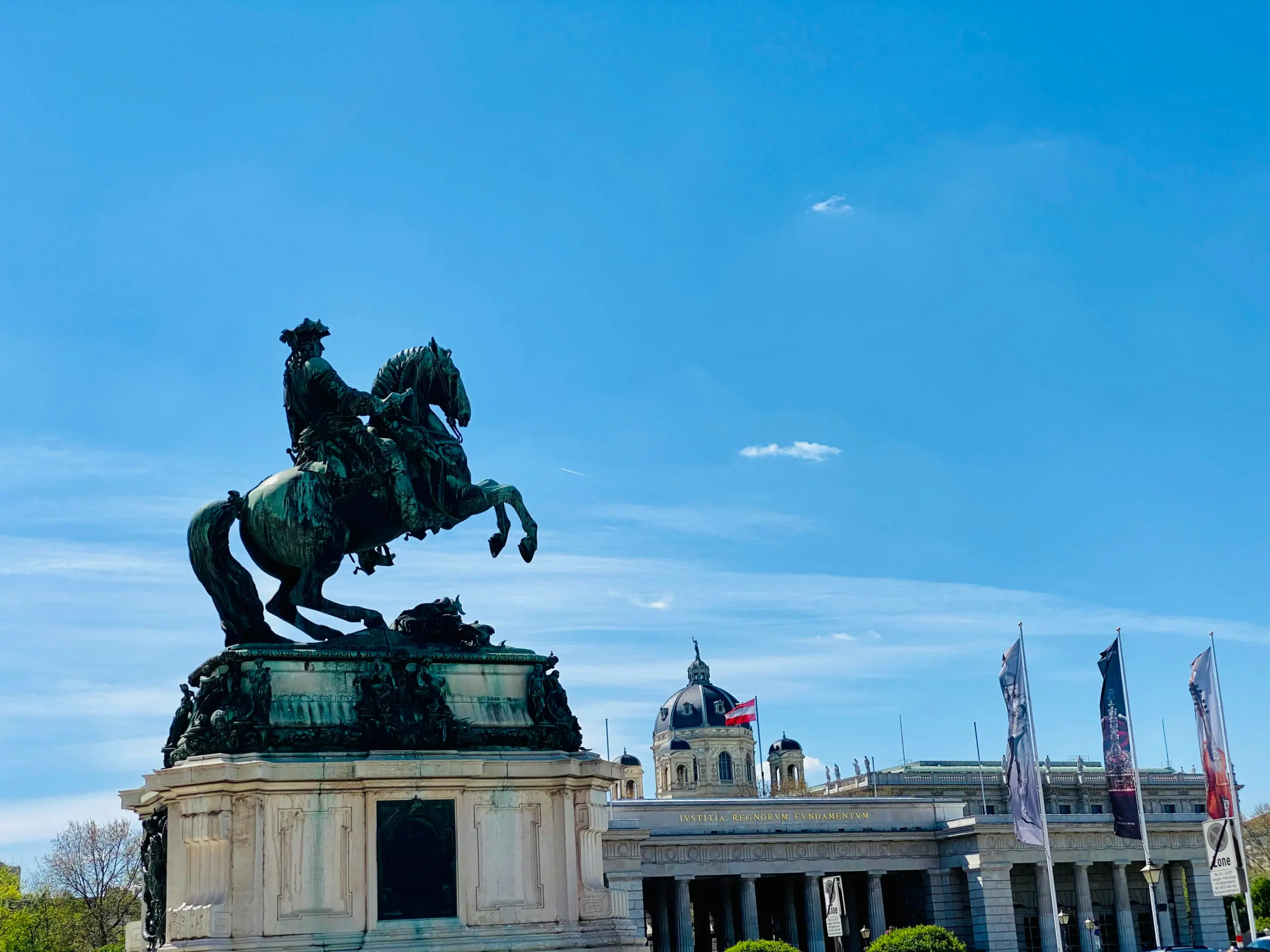 Reiterstandbild vor einem historischen Gebäude in der Wiener Innenstadt
