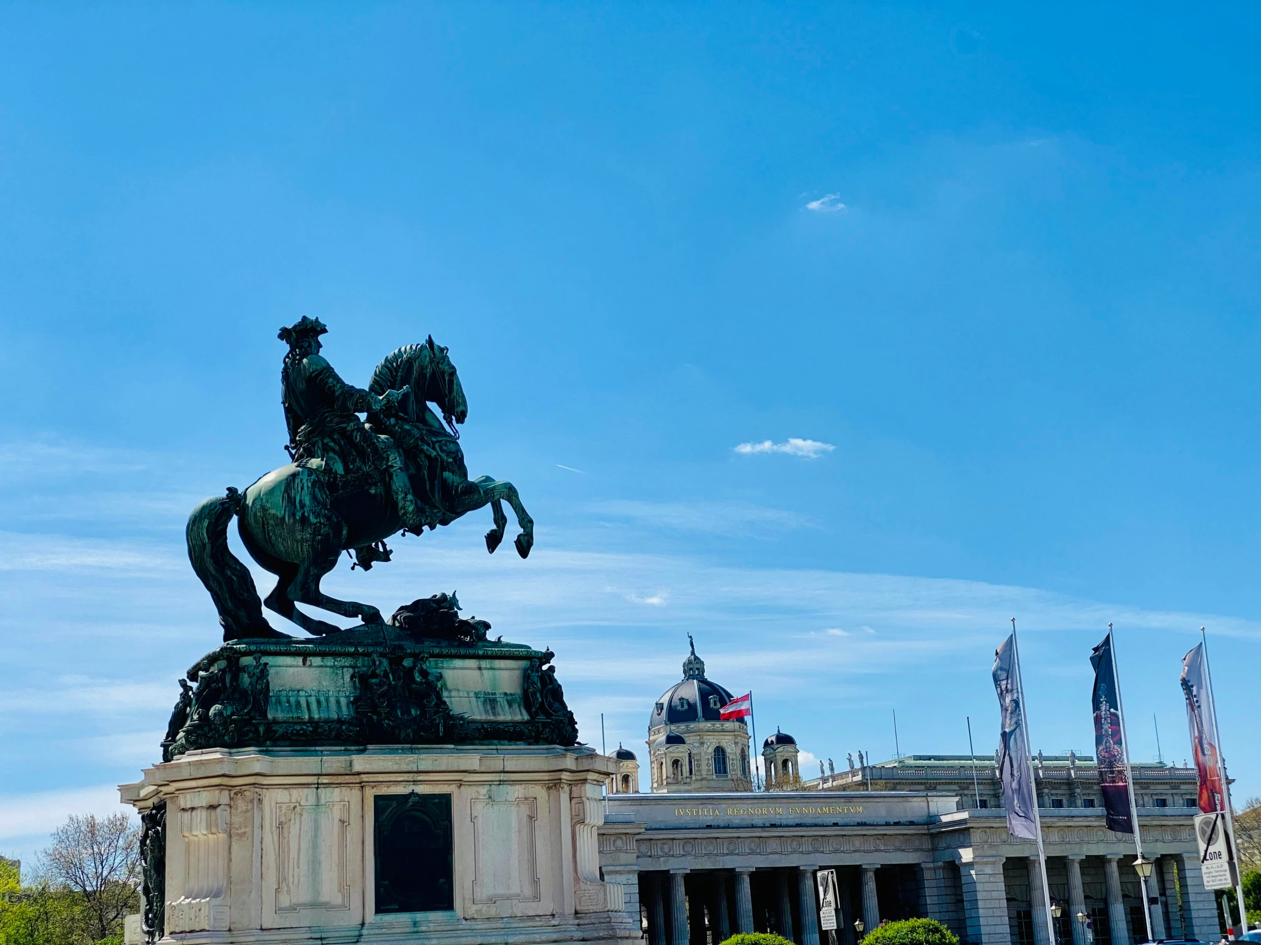 Reiterstandbild vor einem historischen Gebäude in der Wiener Innenstadt