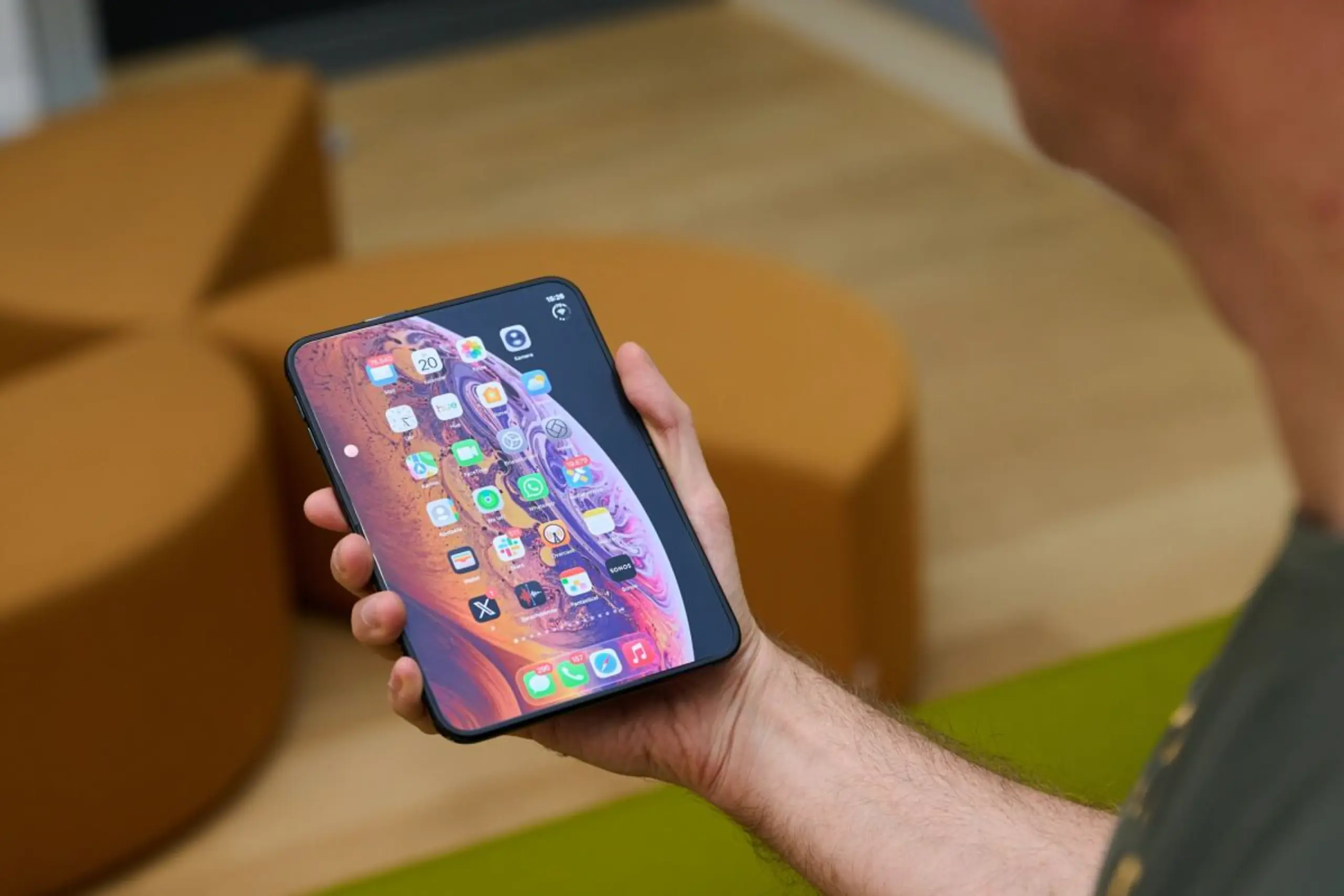 Auch aufgeklappt passt das iPhone Duo noch gut in eine Hand