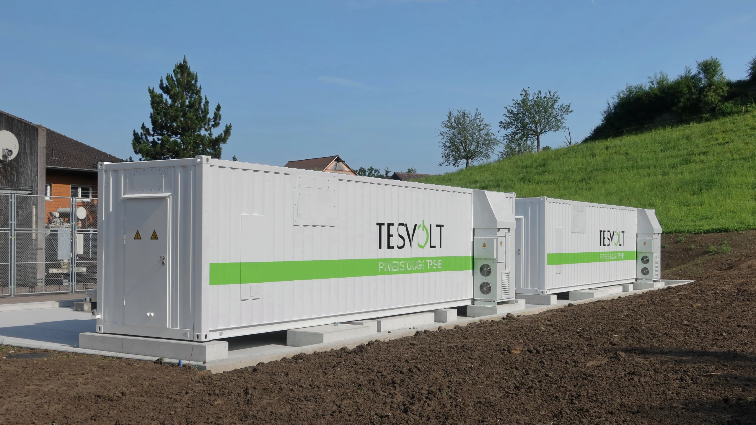 Zwei Batteriespeicher-Container einer Großspeicheranlage im Freien