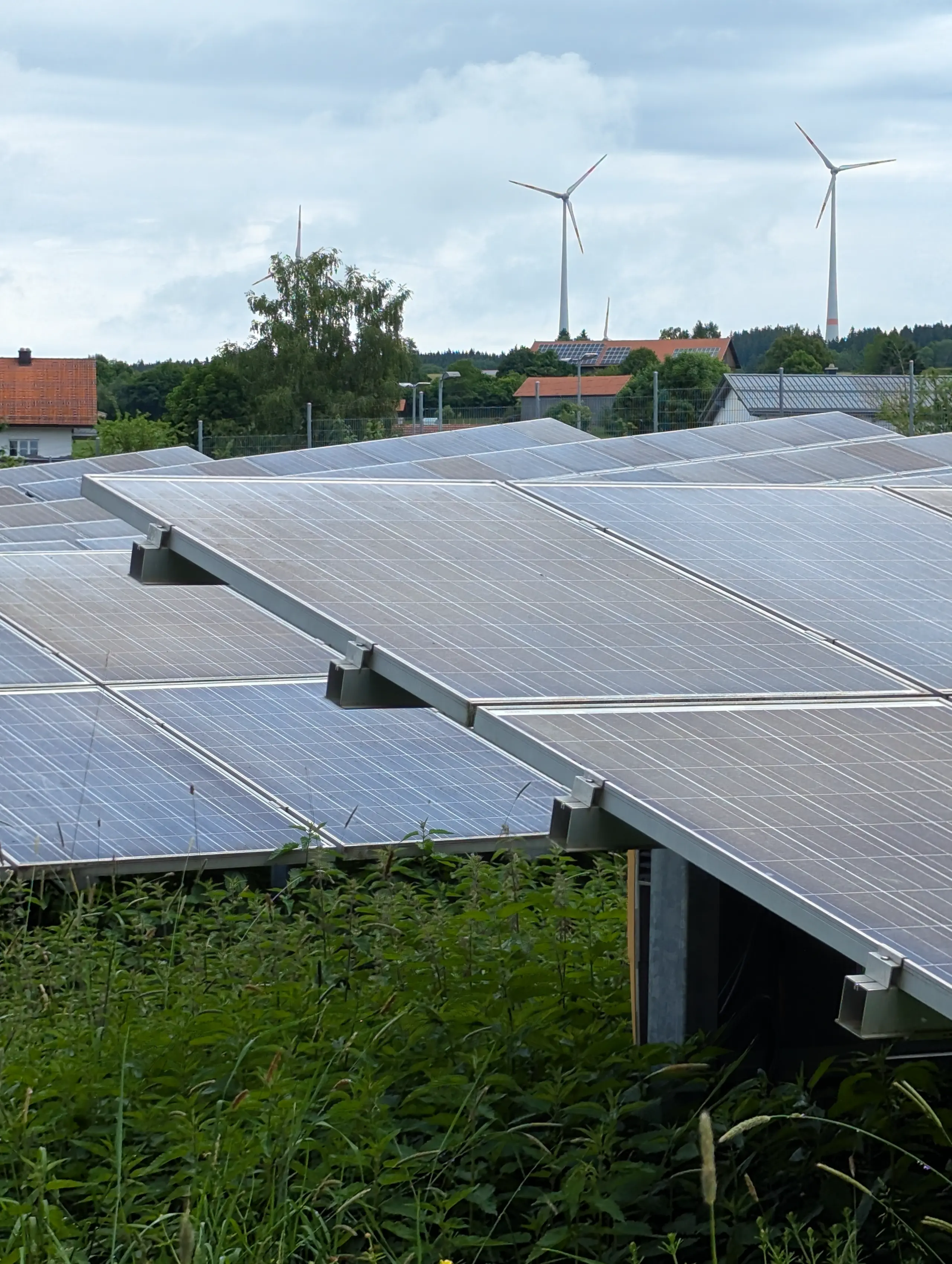 Photovoltaik-Freiflächenanlage im Sonnenschein