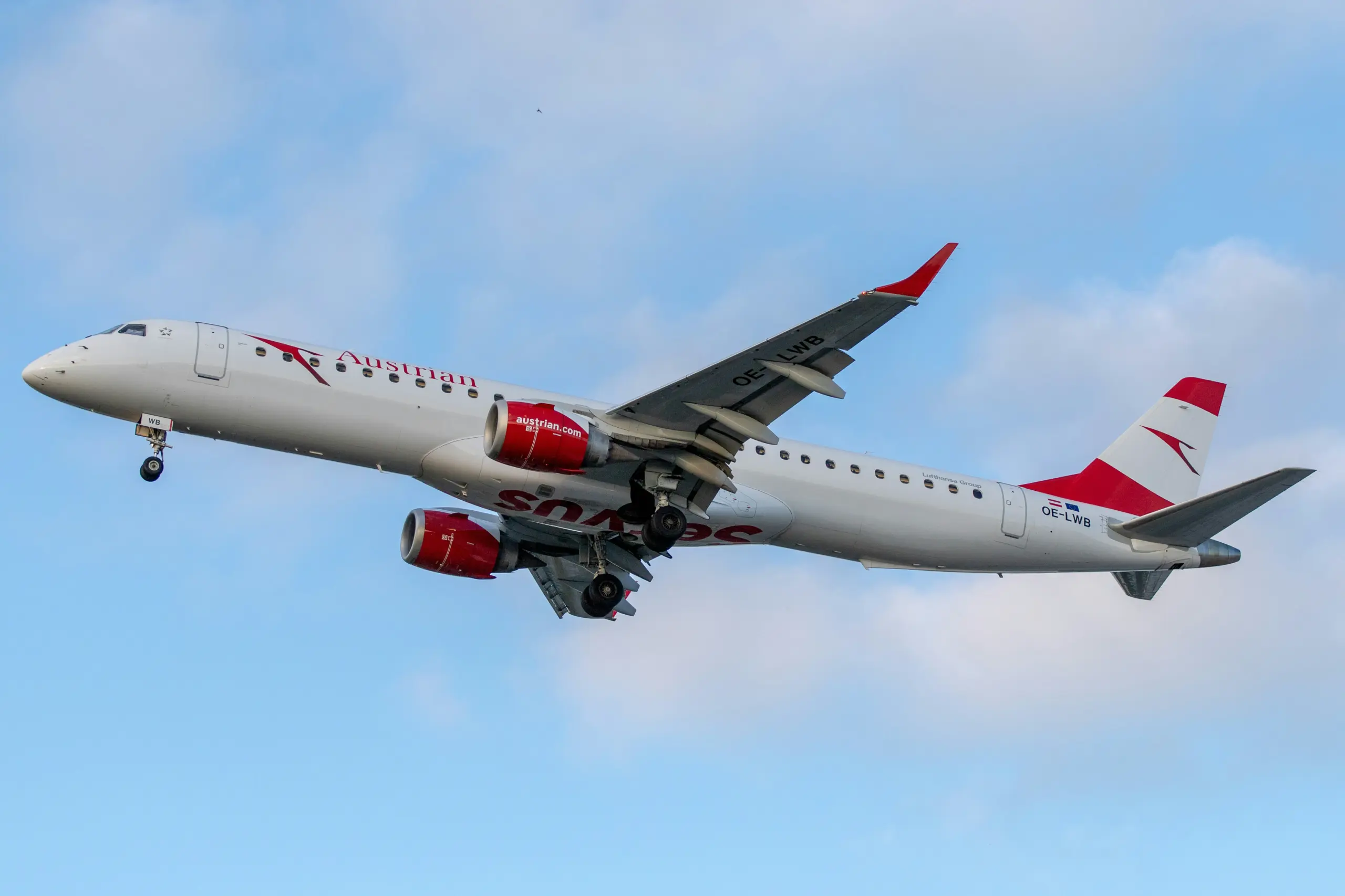 Eine Embraer von Austrian Airlines im Landeanflug