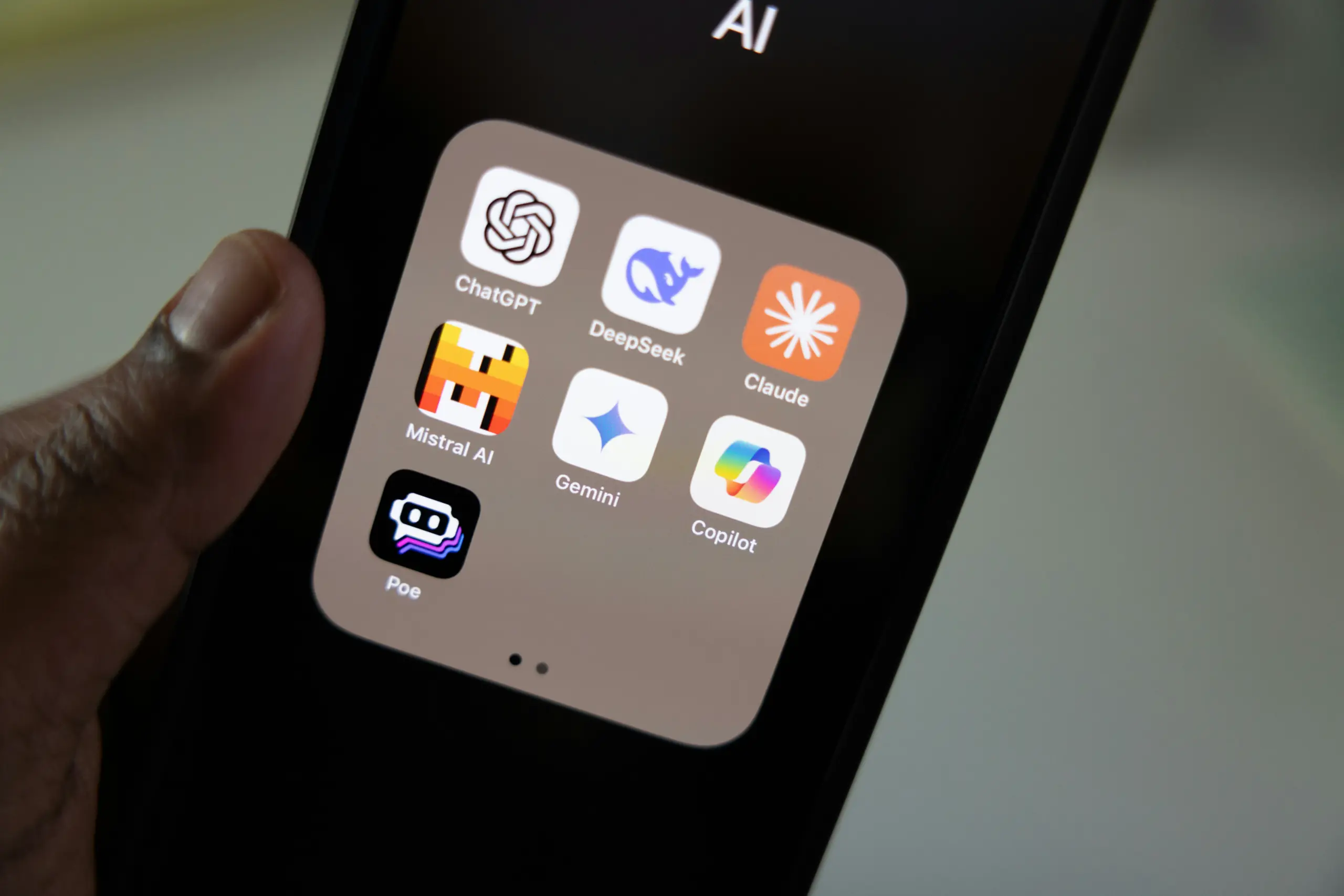 Smartphone mit mehreren KI-Assistenten-Apps auf dem Display