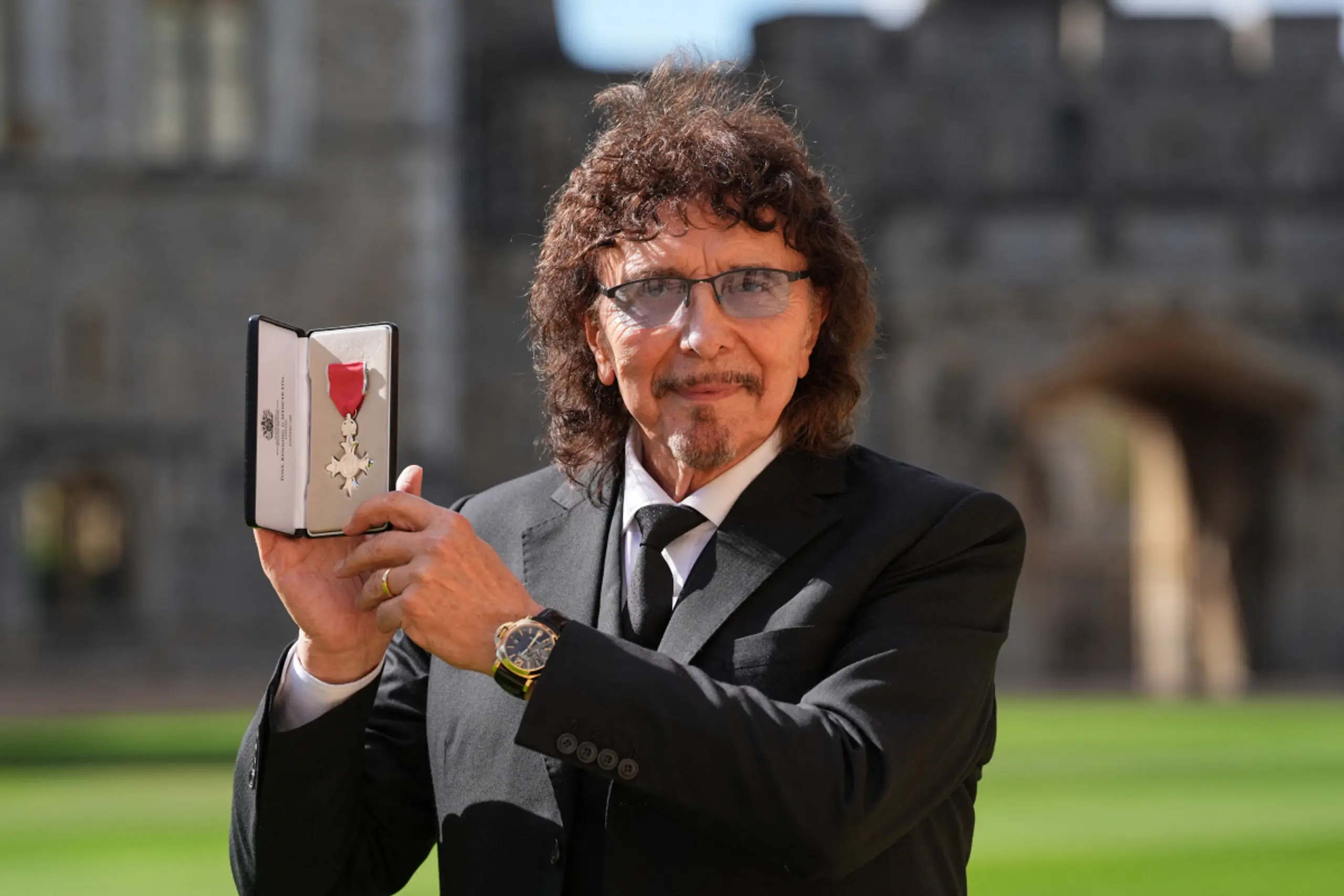 Tony Iommi mit seinem MBE-Orden