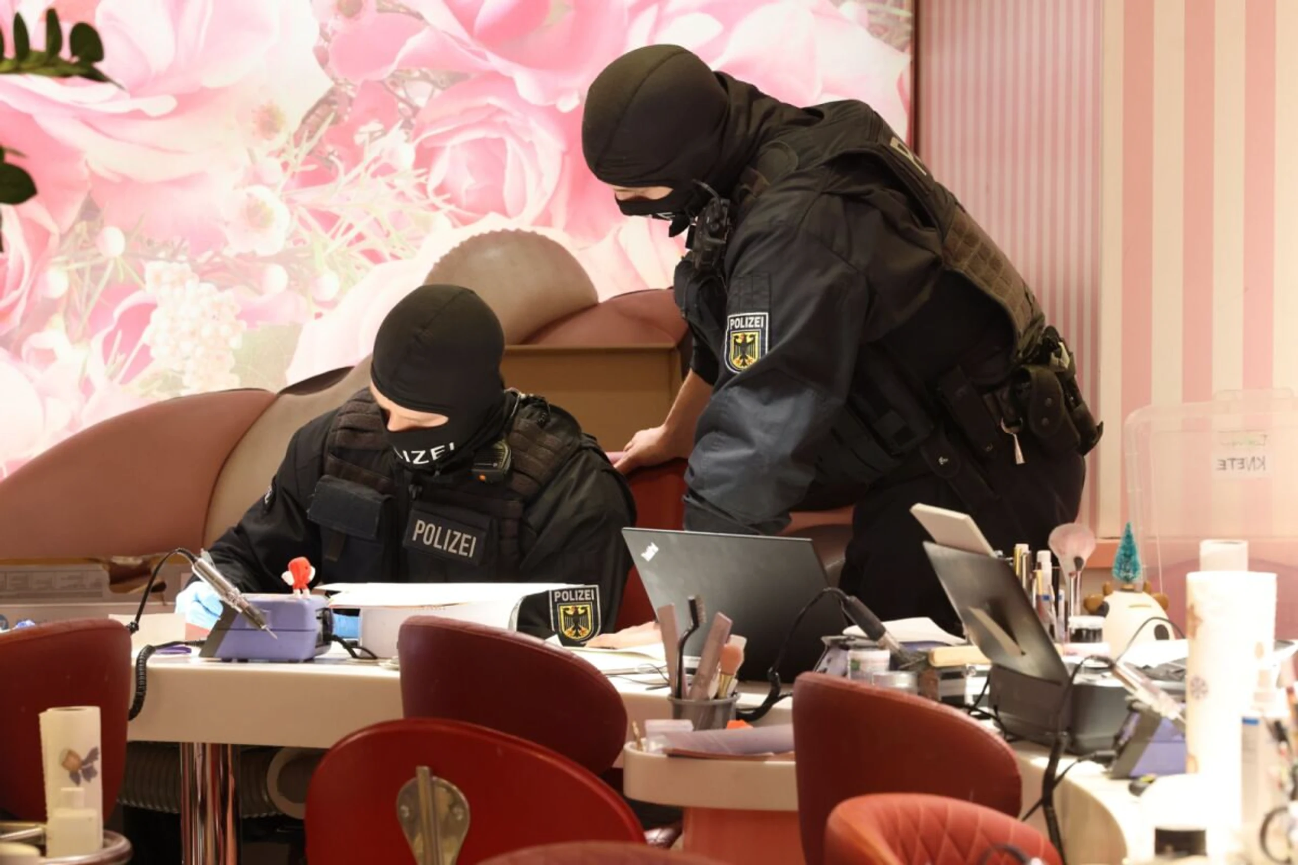 ++ ARCHIVBILD ++ Einsatz in Nagelstudio bei Razzia gegen Menschenhandel