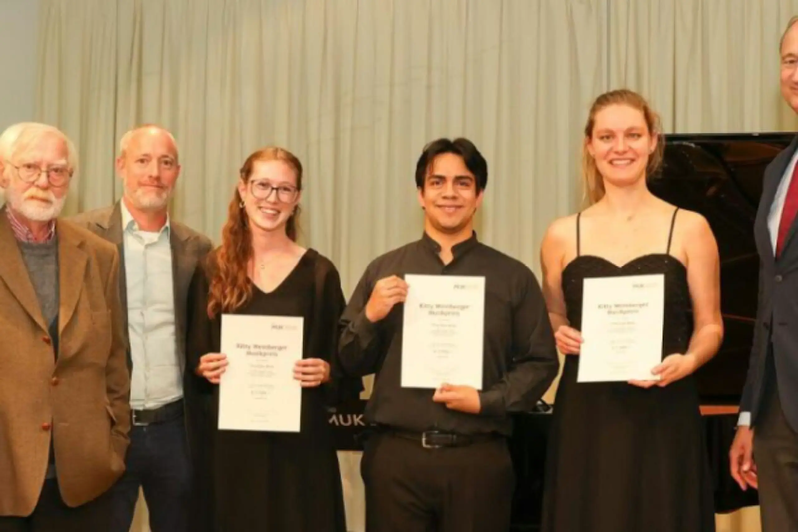 Das Trio Con Brio mit seinen Siegerurkunden