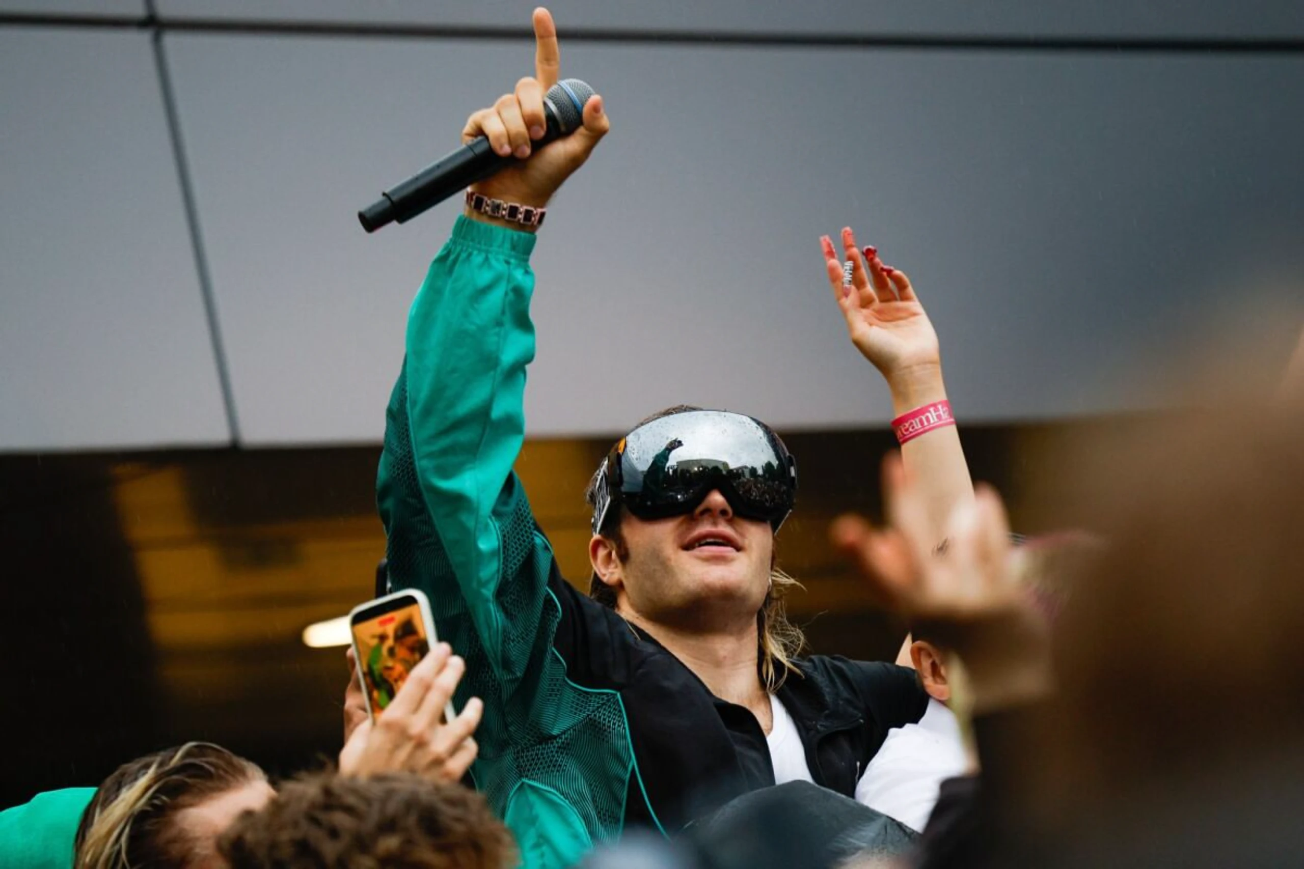 ++ ARCHIVBILD ++ Bei Ski Aggu soll das Handy weggesteckt bleiben