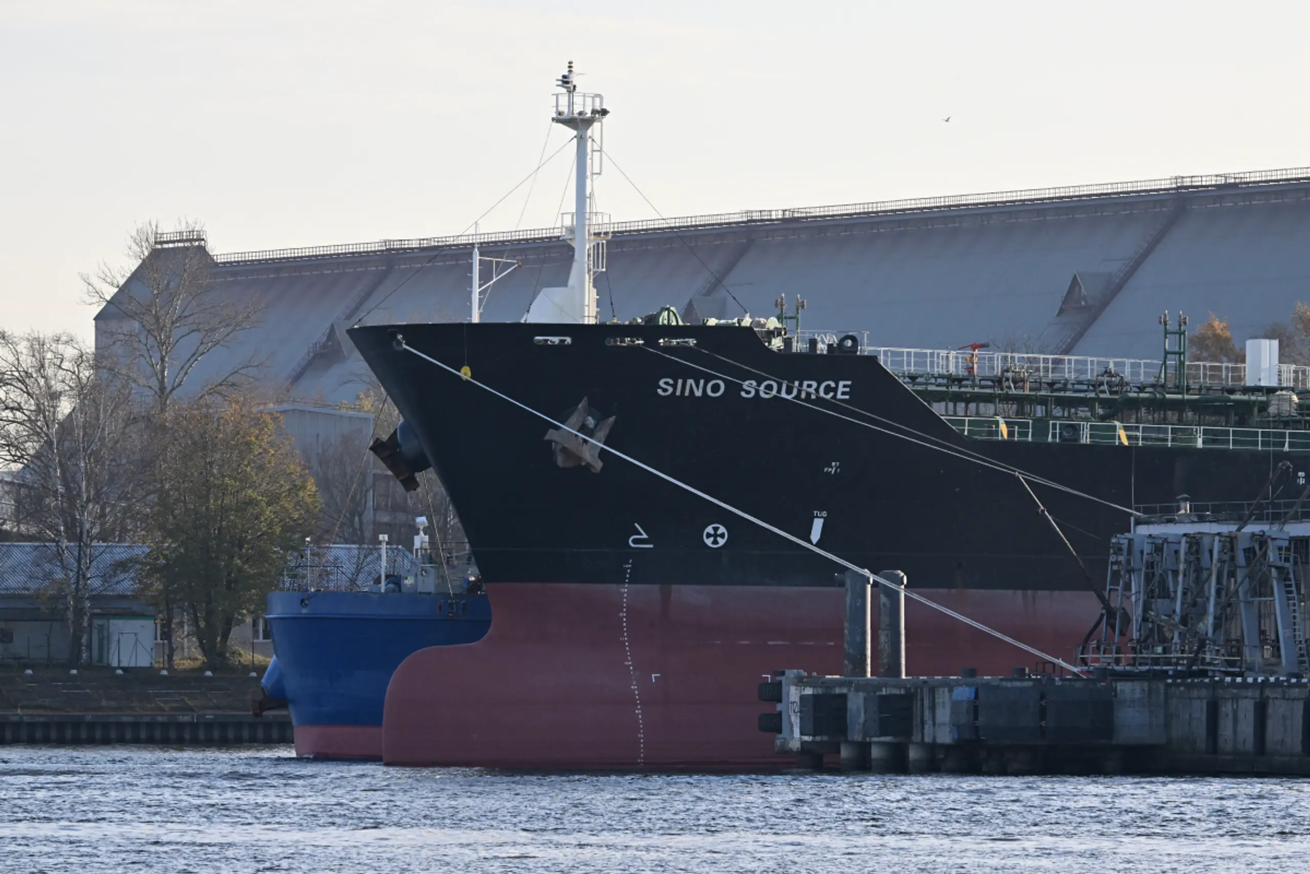 Russischer Tanker im Hafen von St. Petersburg