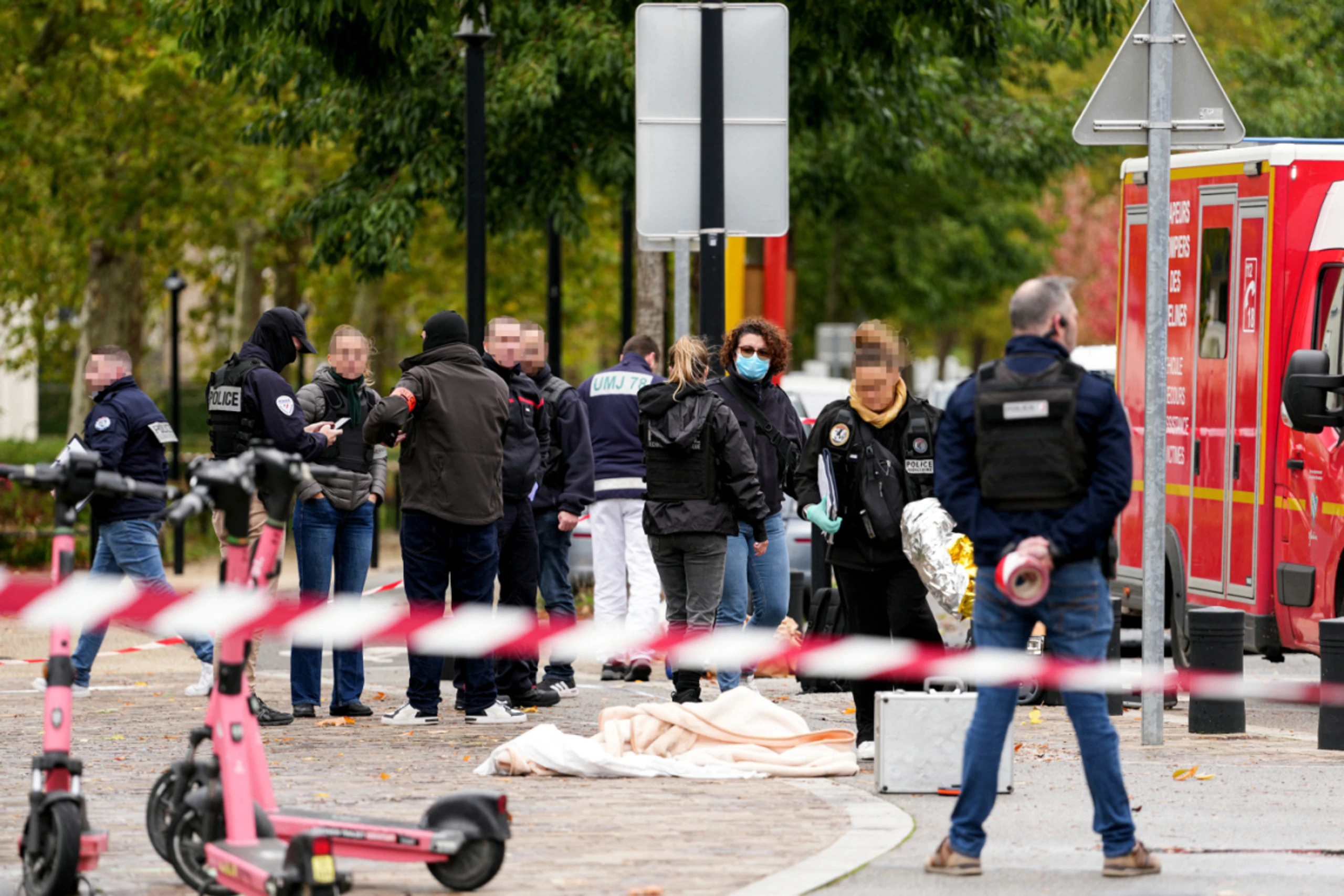 Einsatzkräfte nach Schussattacke in Trappes