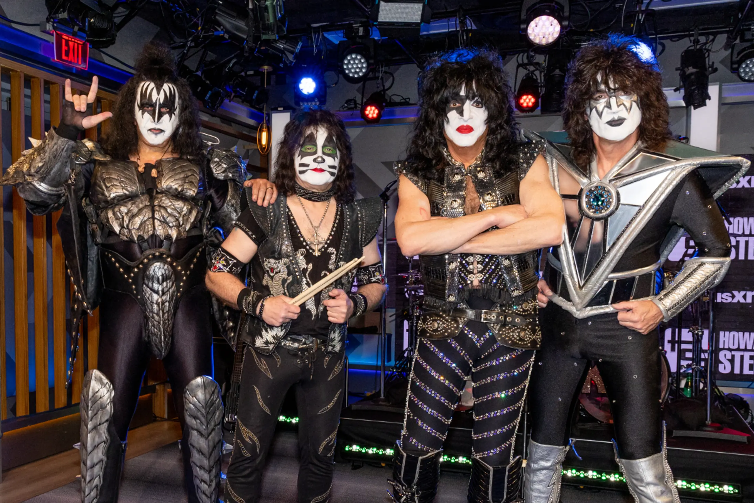 Nur Tommy Thayer (1.v.r) kommt zur Party