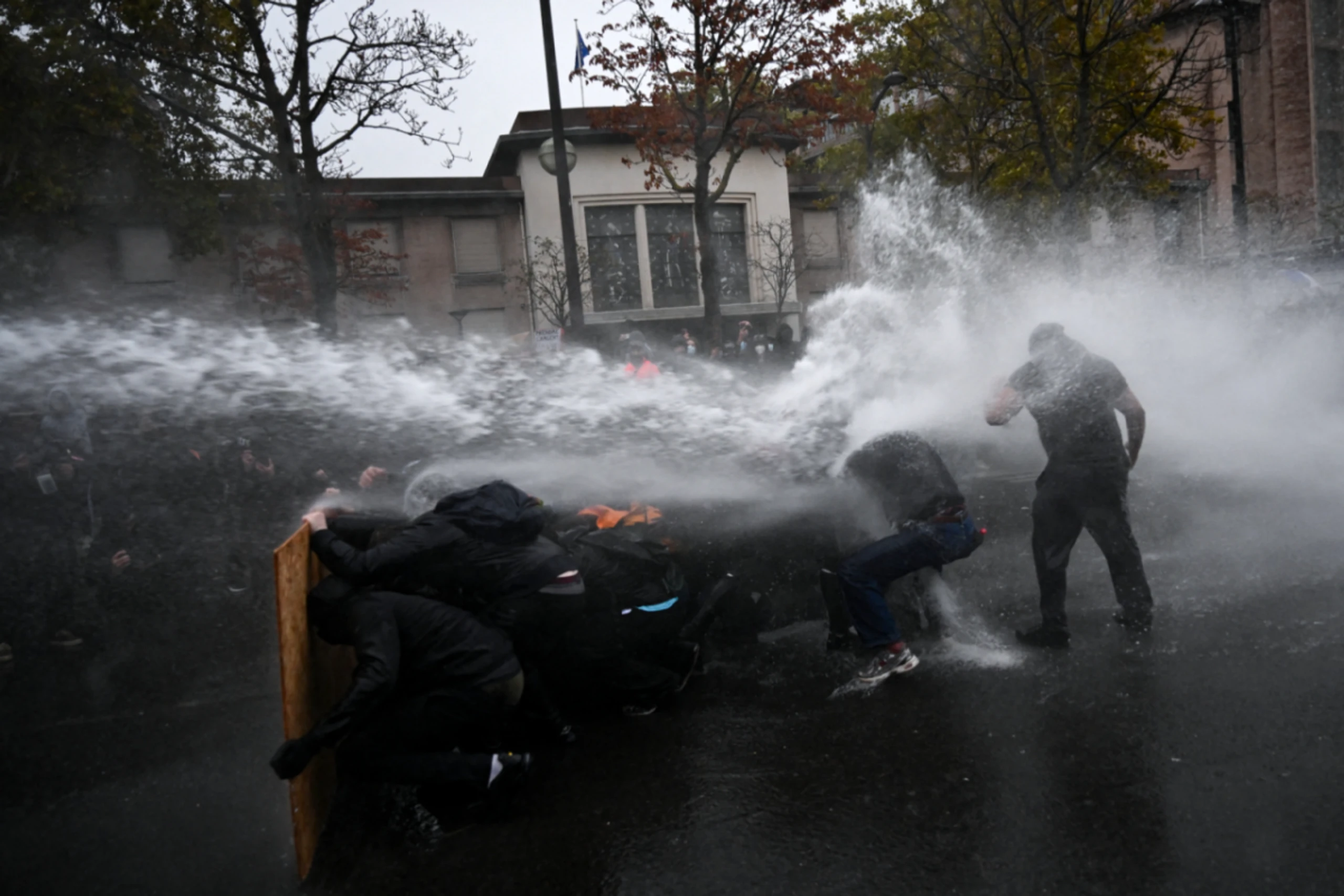 Die Polizei setzte in Paris Wasserwerfer ein