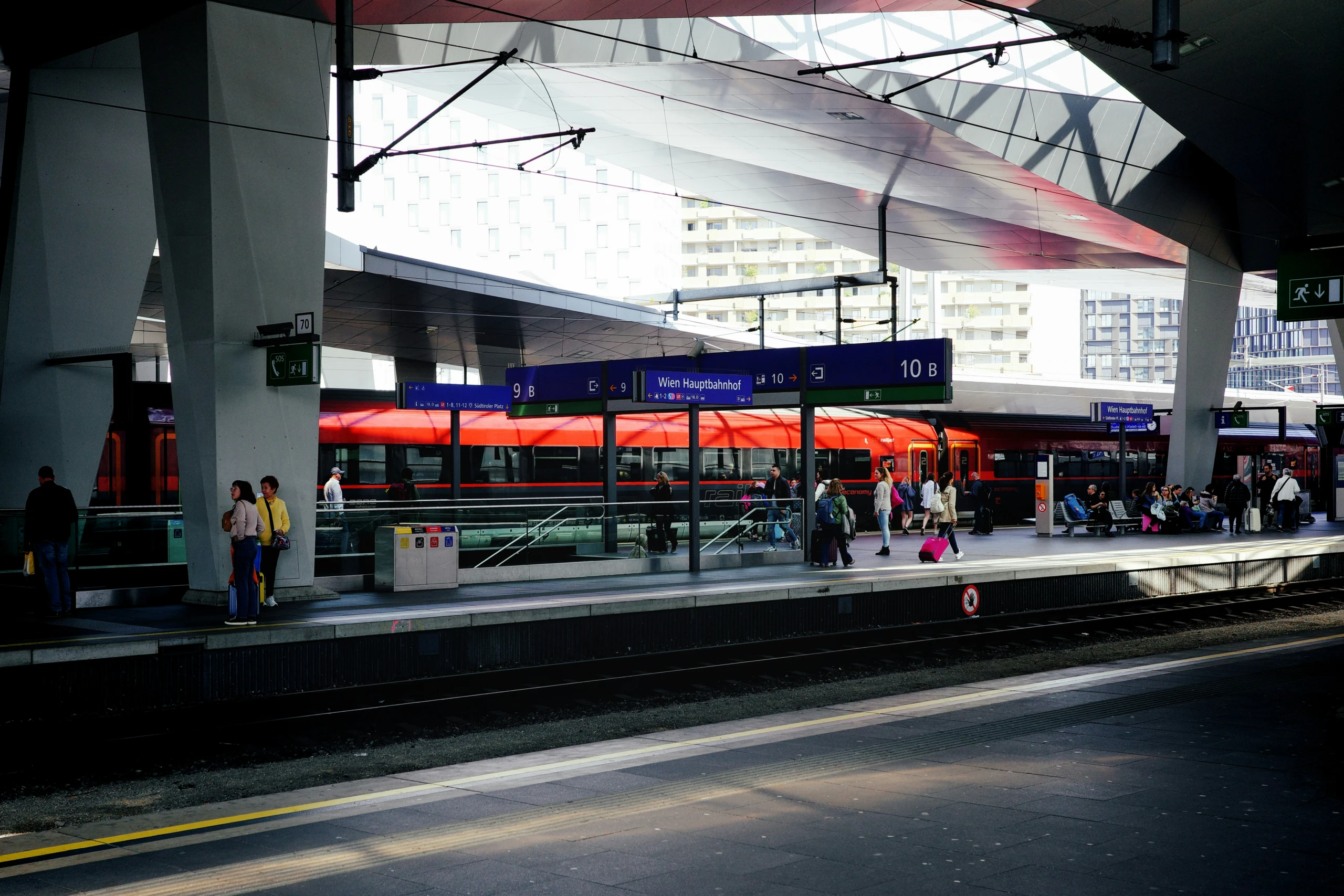 Fahrgäste warten am Bahnsteig auf einen Zug