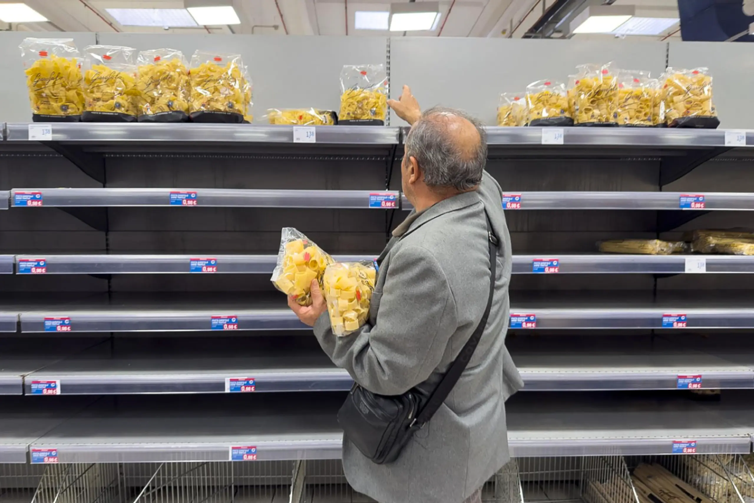 Viele Supermarktregale bleiben derzeit leer