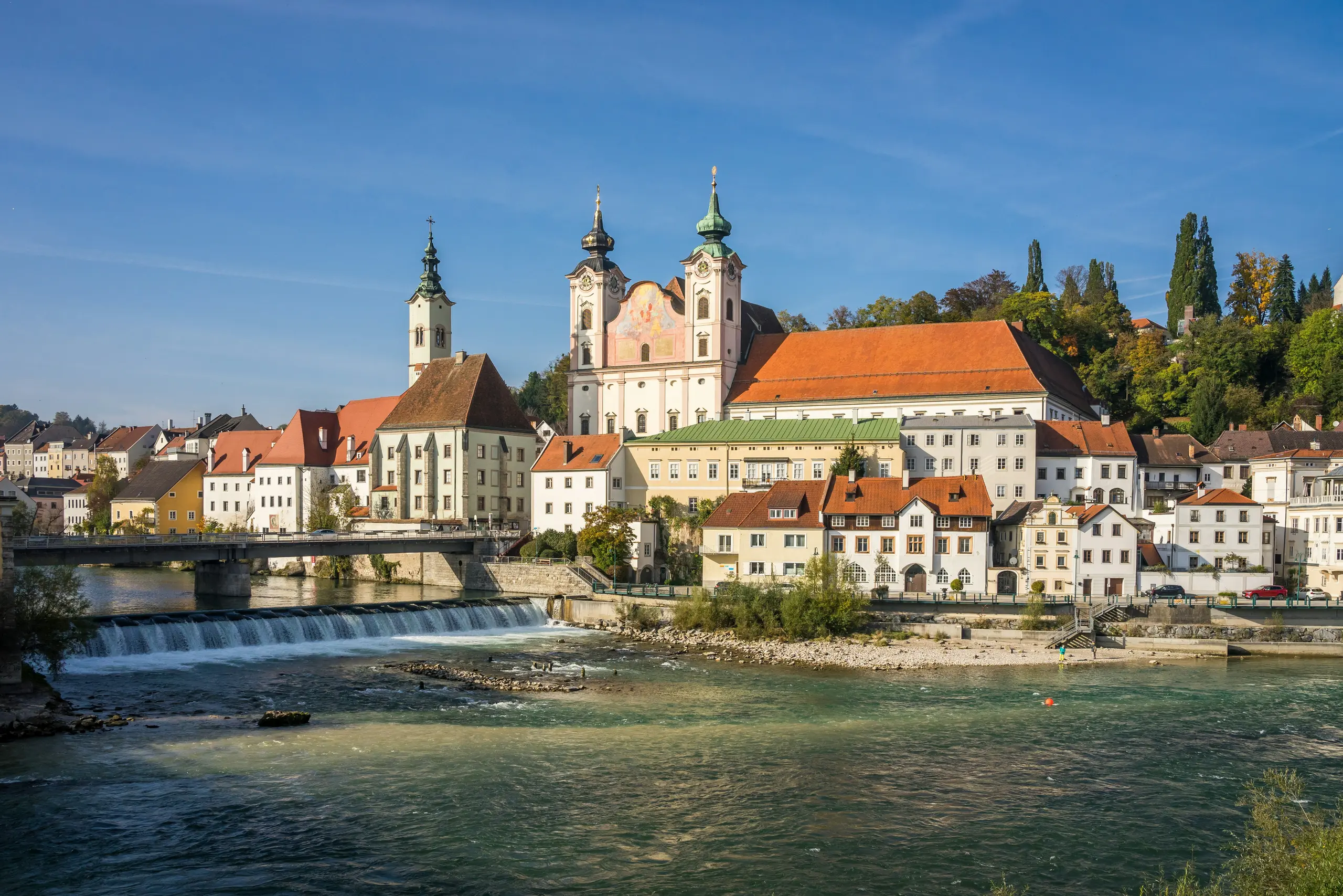 Blick auf die Stadt Steyr in Oberösterreich am Fluss