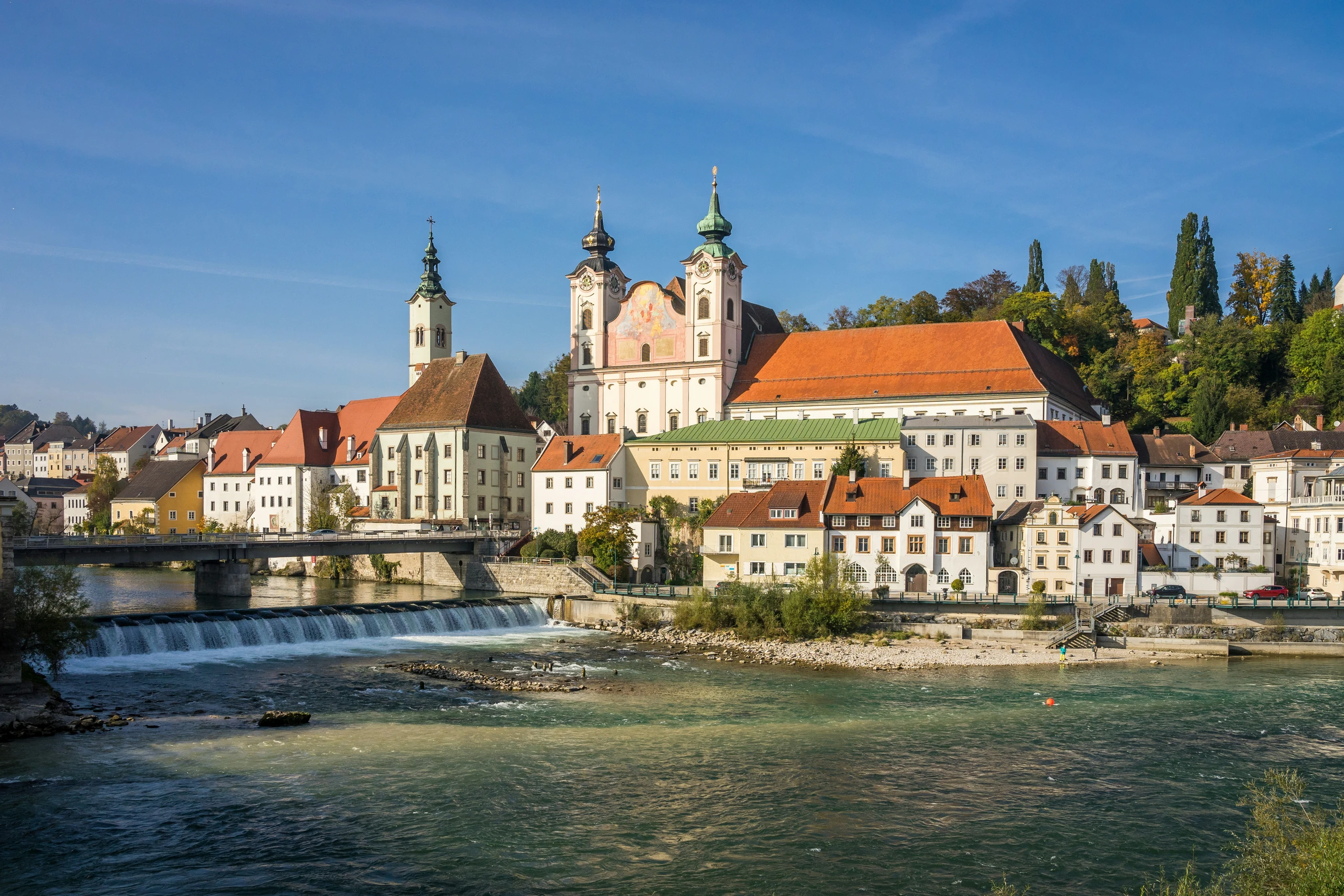 Blick auf die Stadt Steyr in Oberösterreich am Fluss