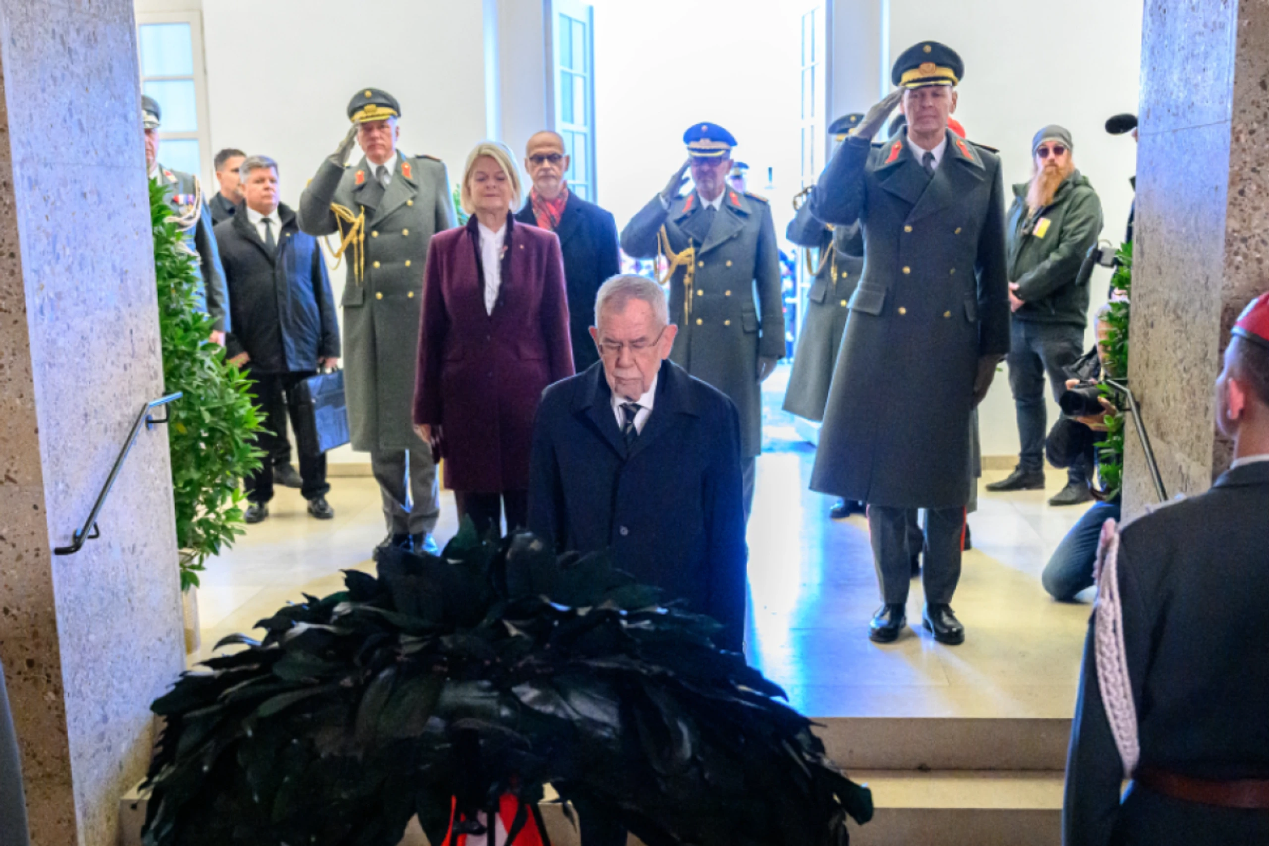 Kranzniederlegung des Bundespräsidenten im Äußeren Burgtor