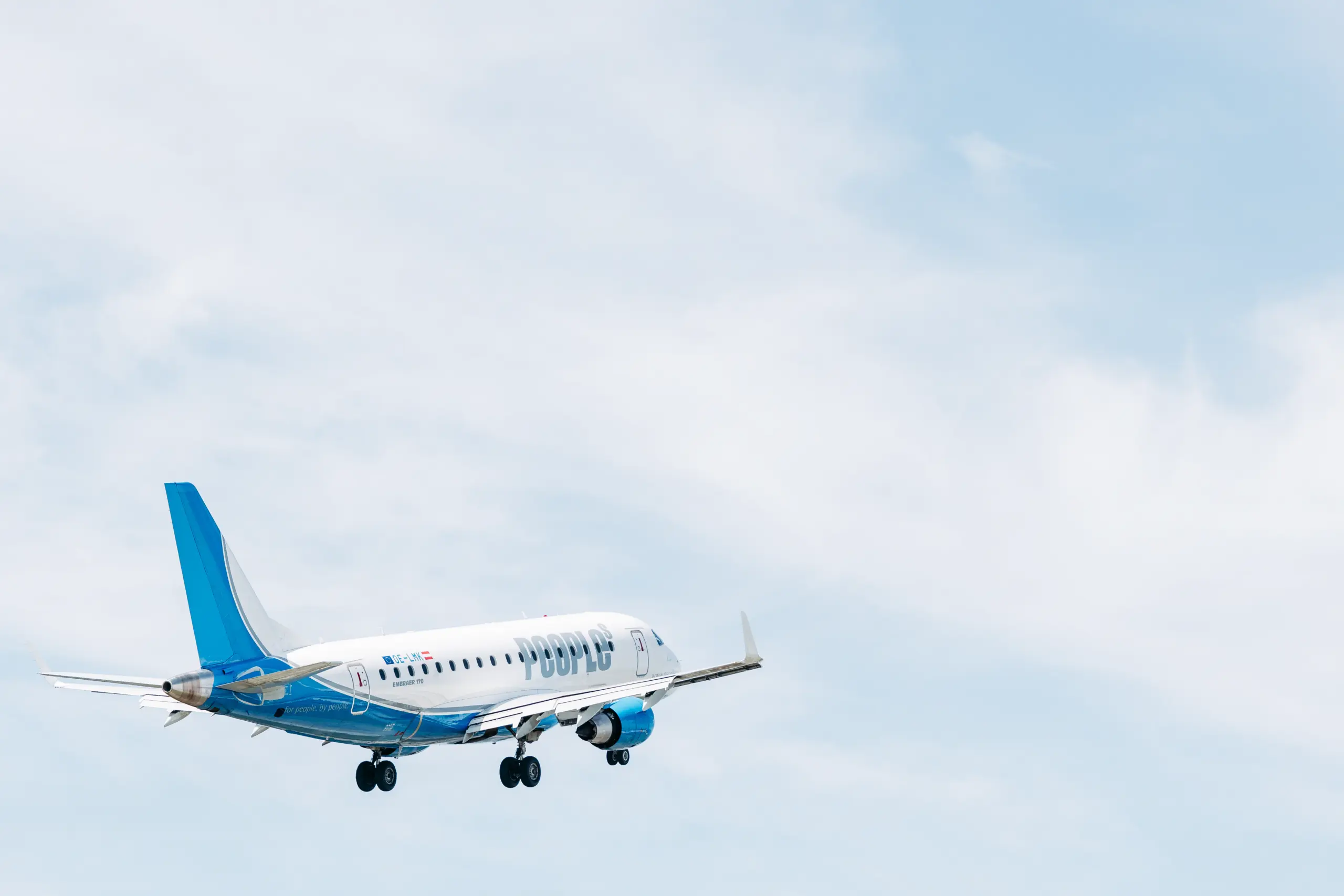 Flugzeug der People's beim Start in St. Gallen-Altenrhein