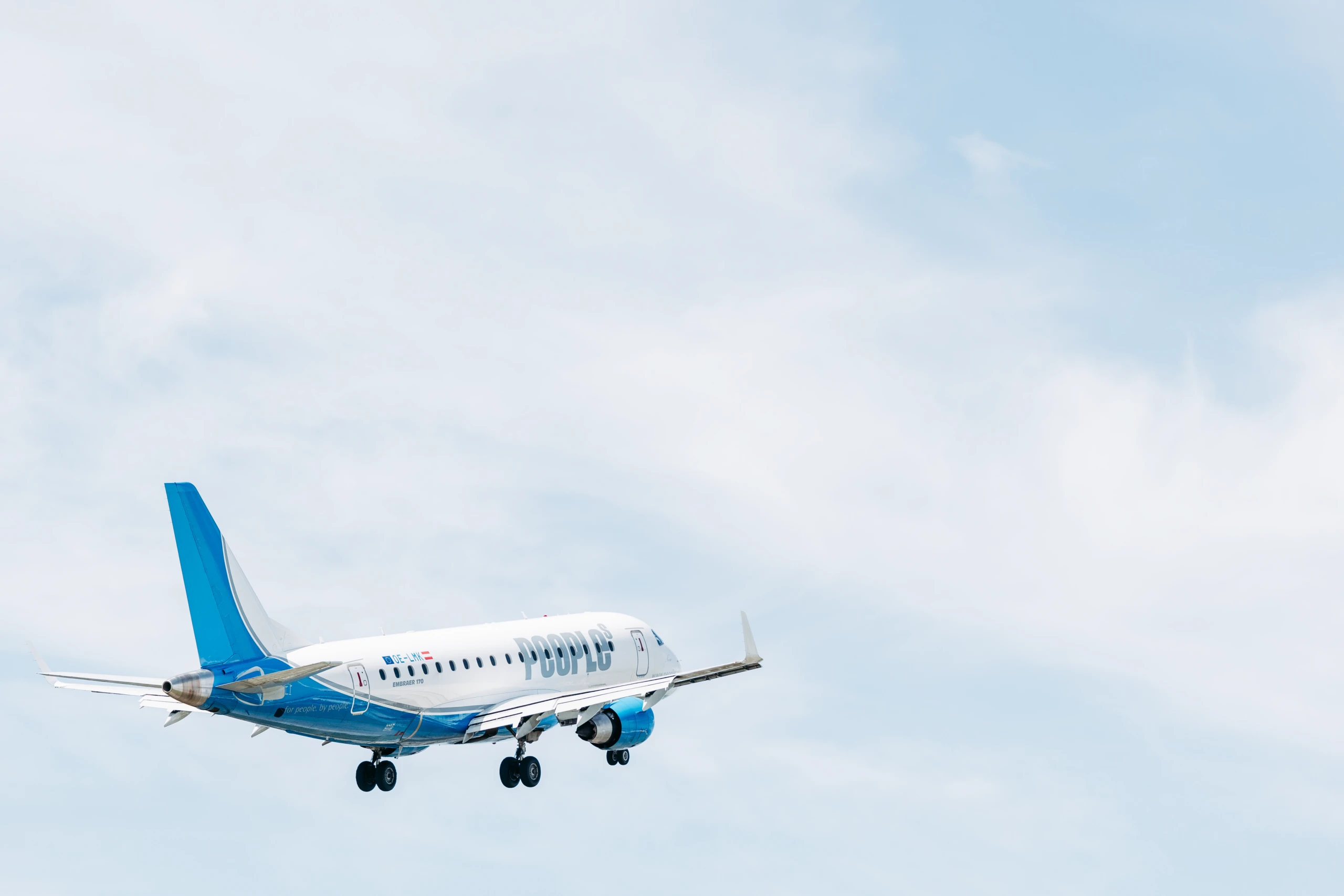 Flugzeug der People's beim Start in St. Gallen-Altenrhein