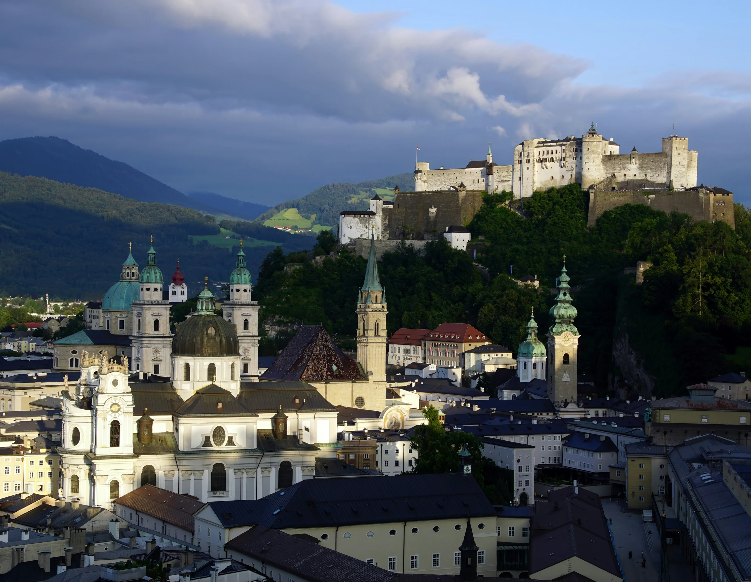 Blick über die Stadt Salzburg mit der Festung Hohensalzburg