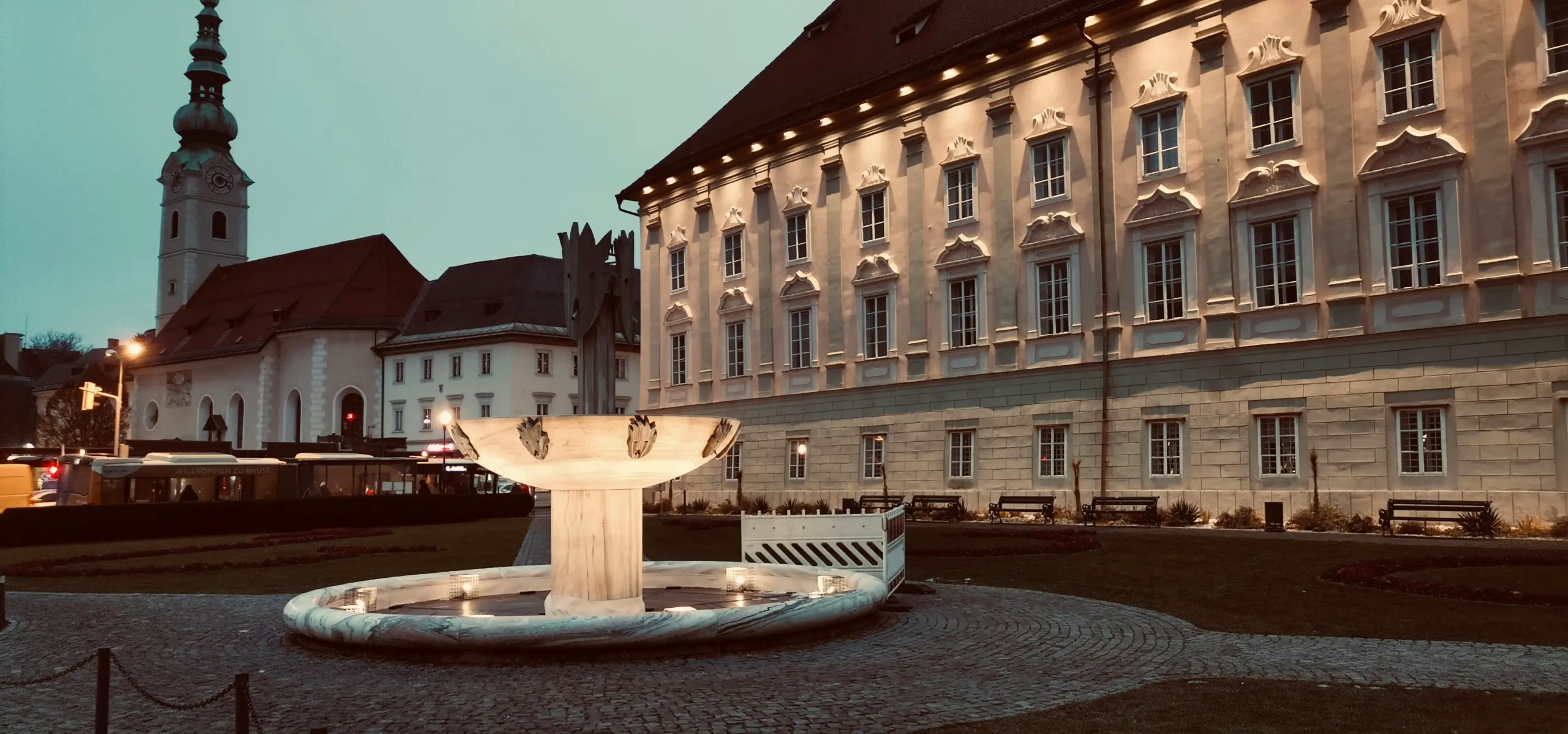 Gebäude mit Brunnen in Klagenfurt im Winter