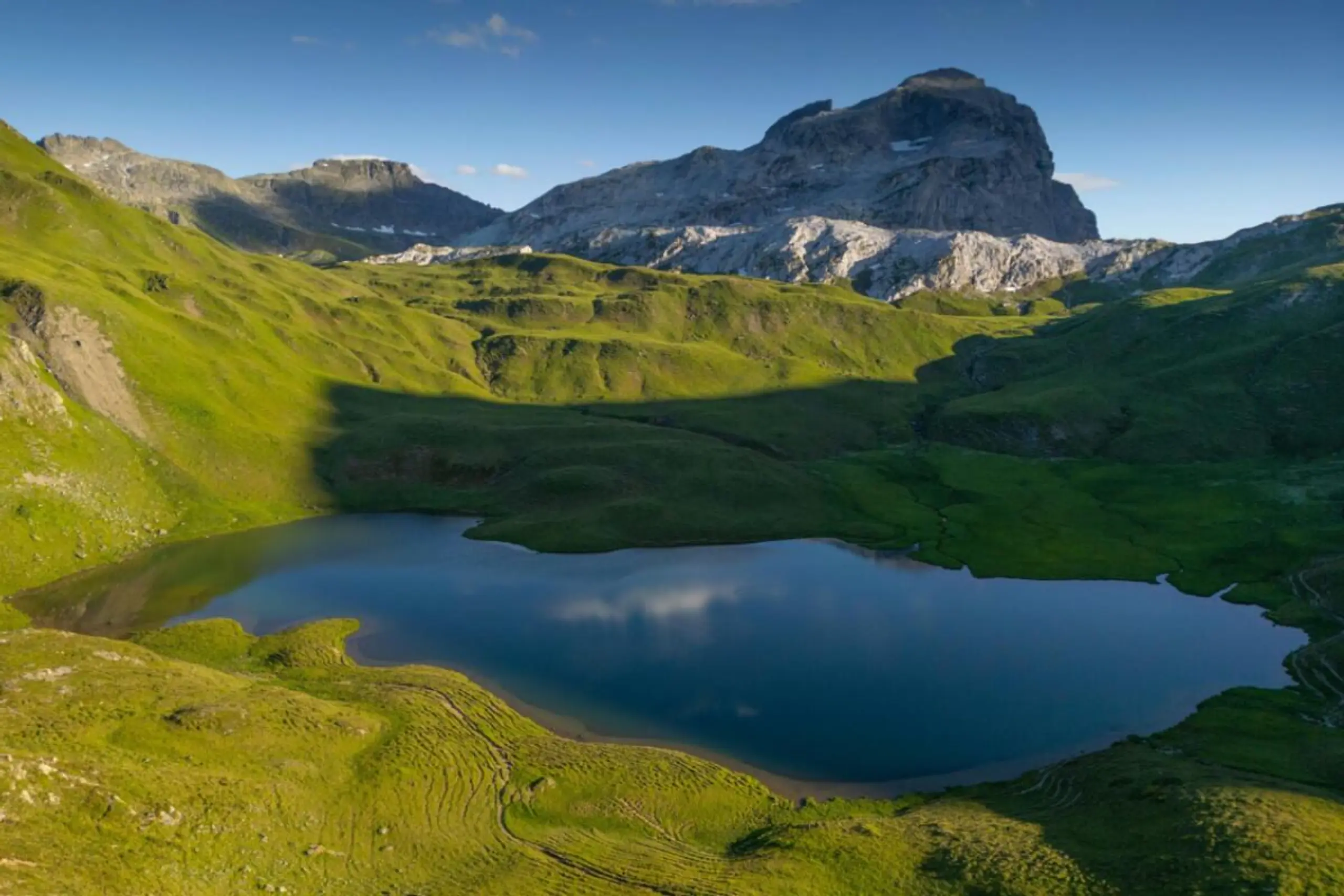 Der Tilisunasee mit Weißplatte im Hintergrund
