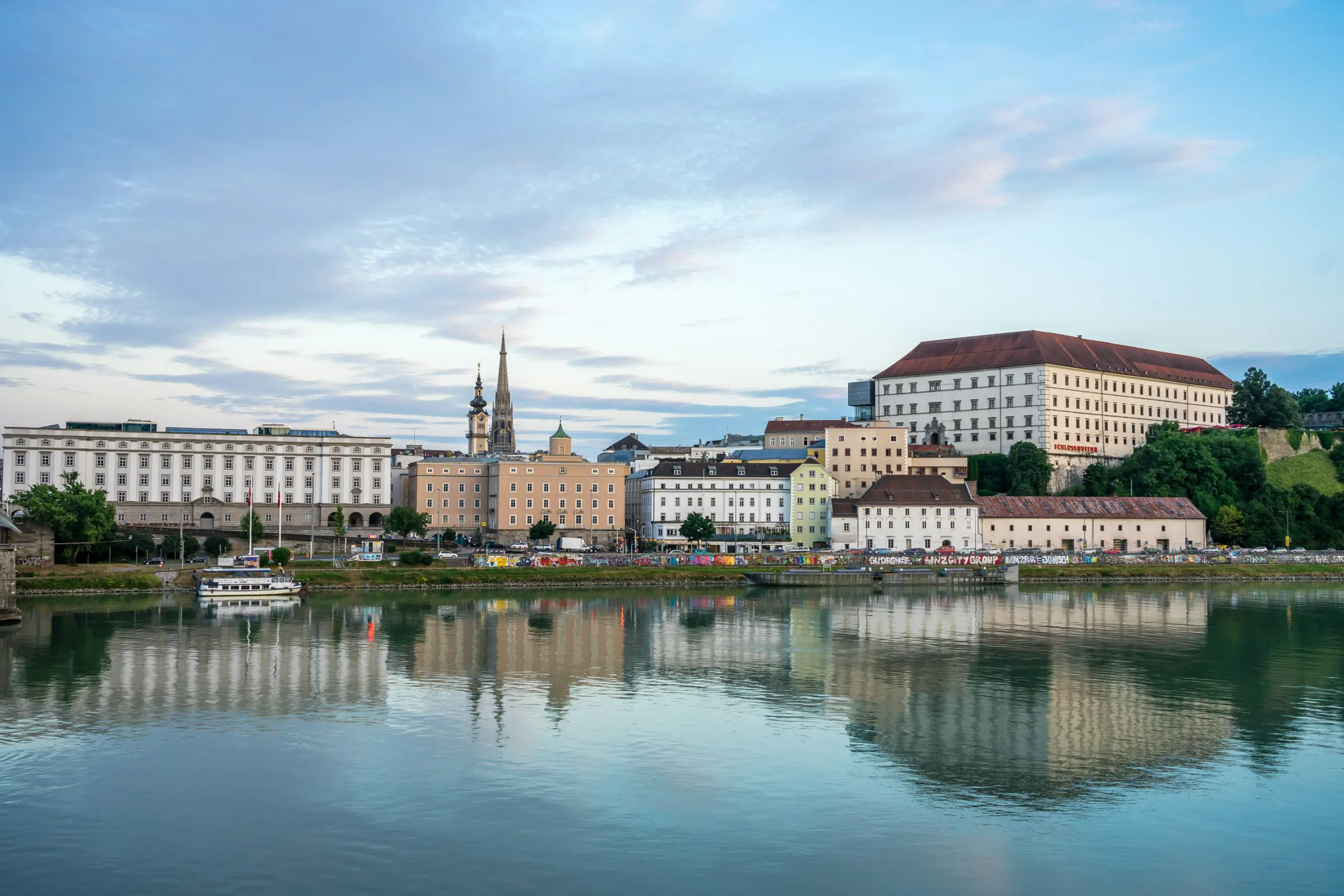 Blick über die Donau auf Linz in Oberösterreich