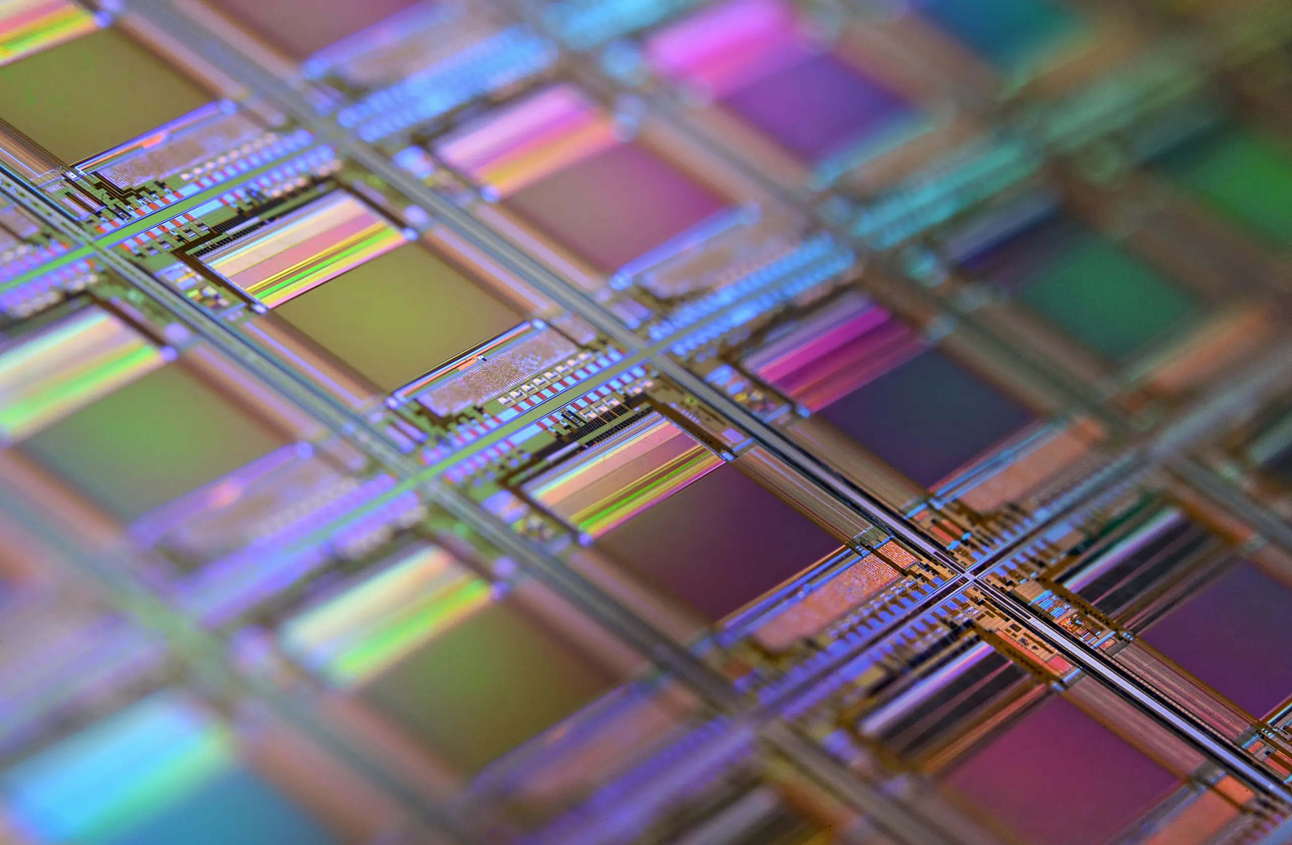 Silizium-Wafer mit schimmernden Mikrochips in Nahaufnahme