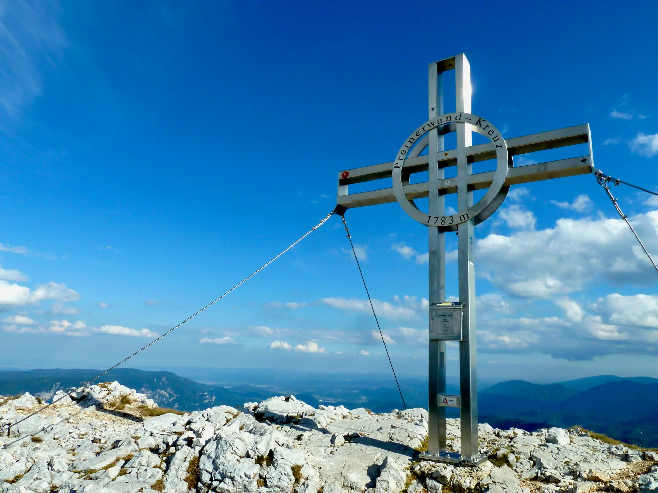Gipfelkreuz auf der verschneiten Rax bei Reichenau an der Rax