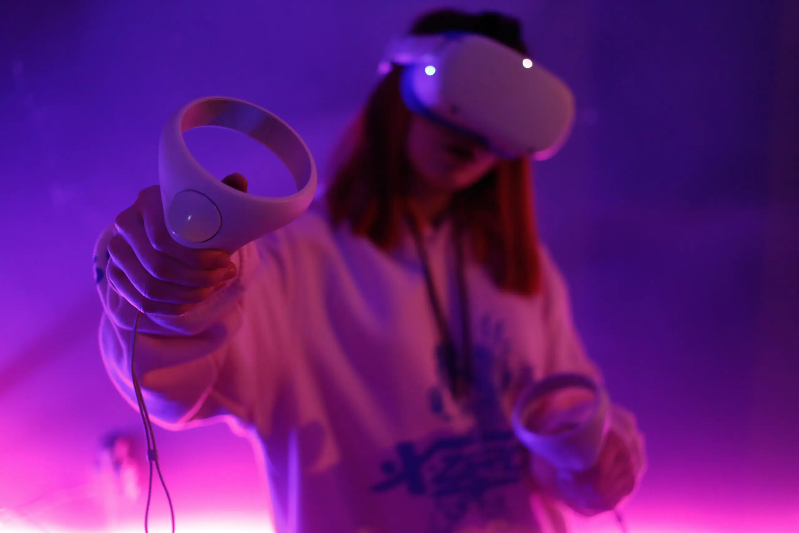 Frau hält einen Videospiel-Controller in der Hand