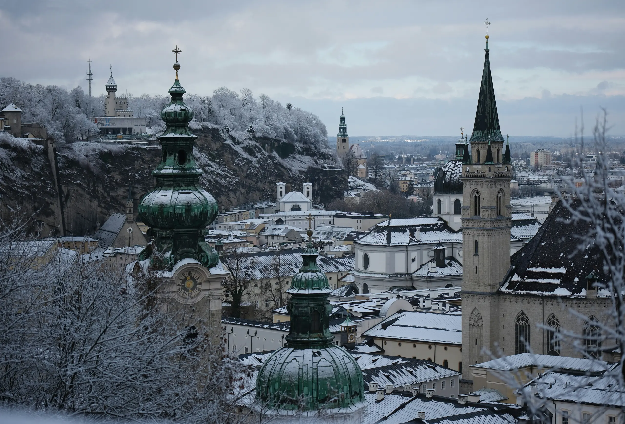 Die Salzburger Altstadt mit Kirchtürmen im Winter